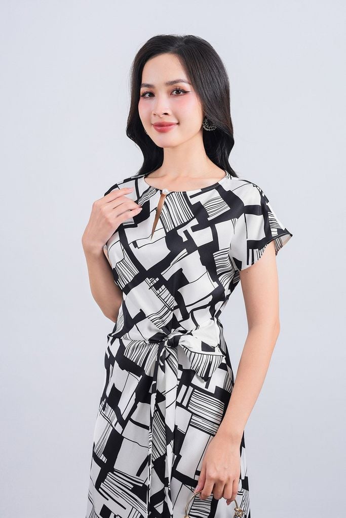 FDC15222 - Đầm công sở vải thô lụa dáng suông cổ tròn tay ngắn eo vặn xoắn tạo kiểu khoá thân sau - PANTIO