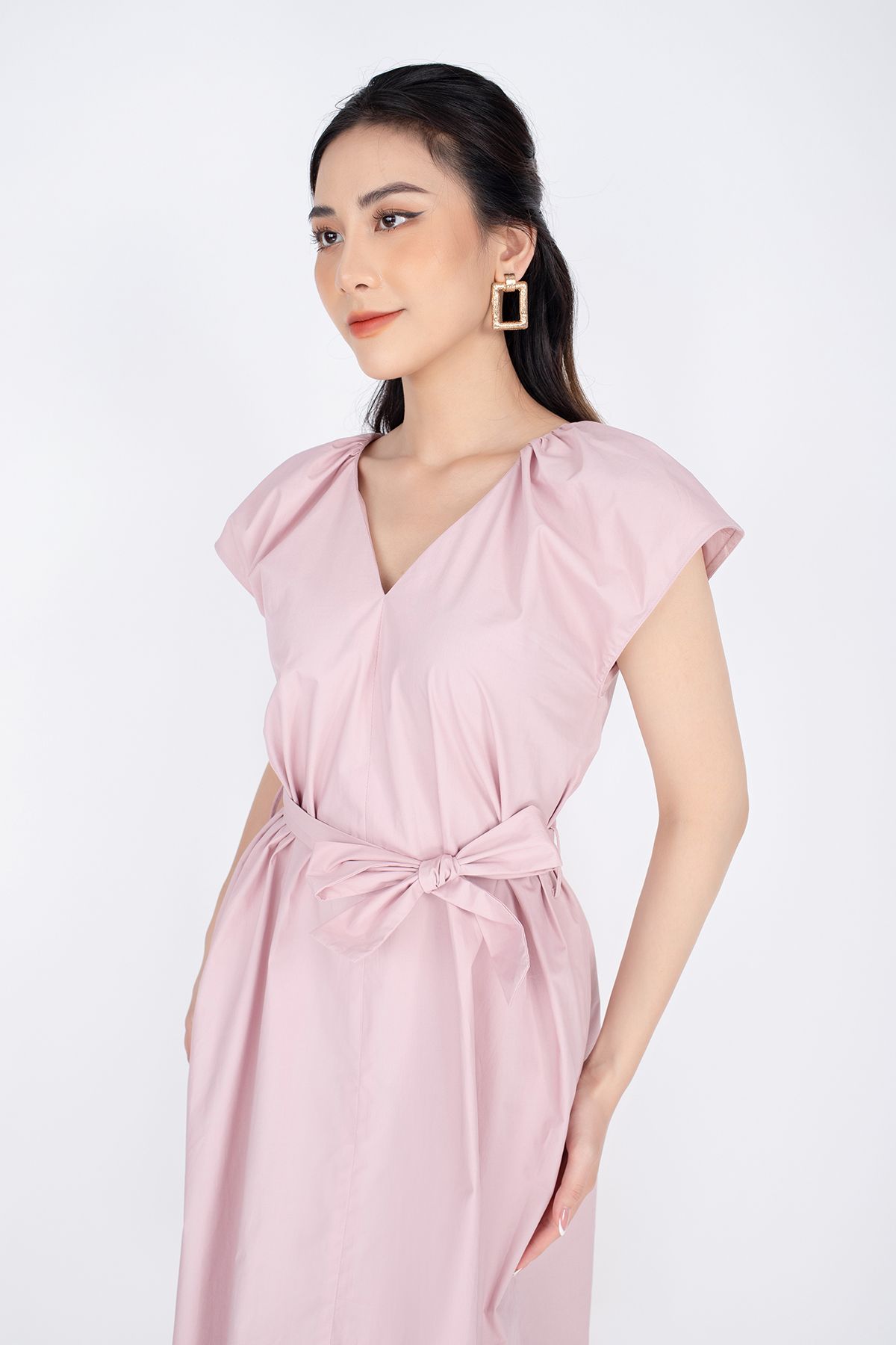 FDC33393 - Đầm công sở vải thô dáng suông cổ V nhún vai kèm đai cùng vải - PANTIO