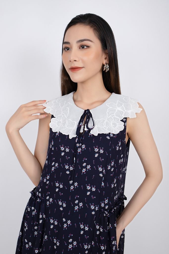 FDC33459 - Đầm công sở vải chiffon dáng suông xếp nhún bên hông cổ pha bèo thêu ren - PANTIO