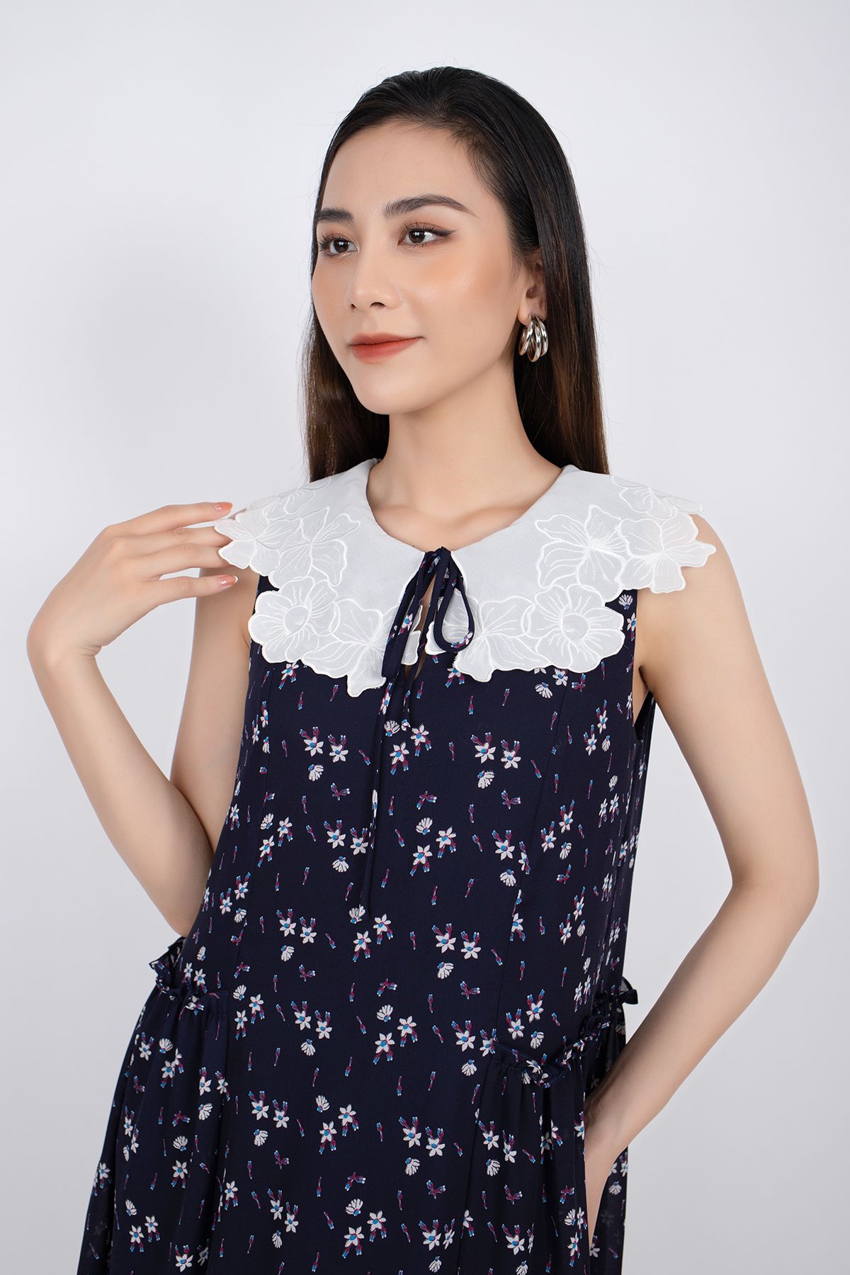 FDC33459 - Đầm công sở vải chiffon dáng suông xếp nhún bên hông cổ pha bèo thêu ren - PANTIO