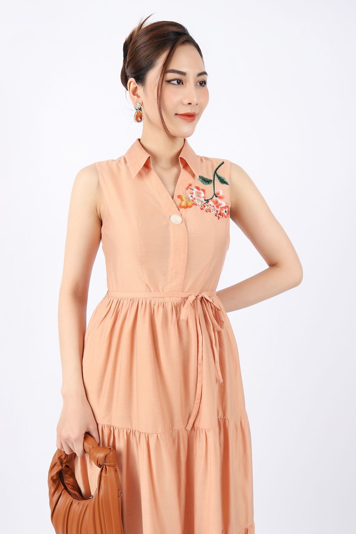 FDC33649 - Đầm công sở vải thô dáng Xoè cổ đức thân phối hình thêu trang trí kèm dây đai tạo kiểu - PANTIO