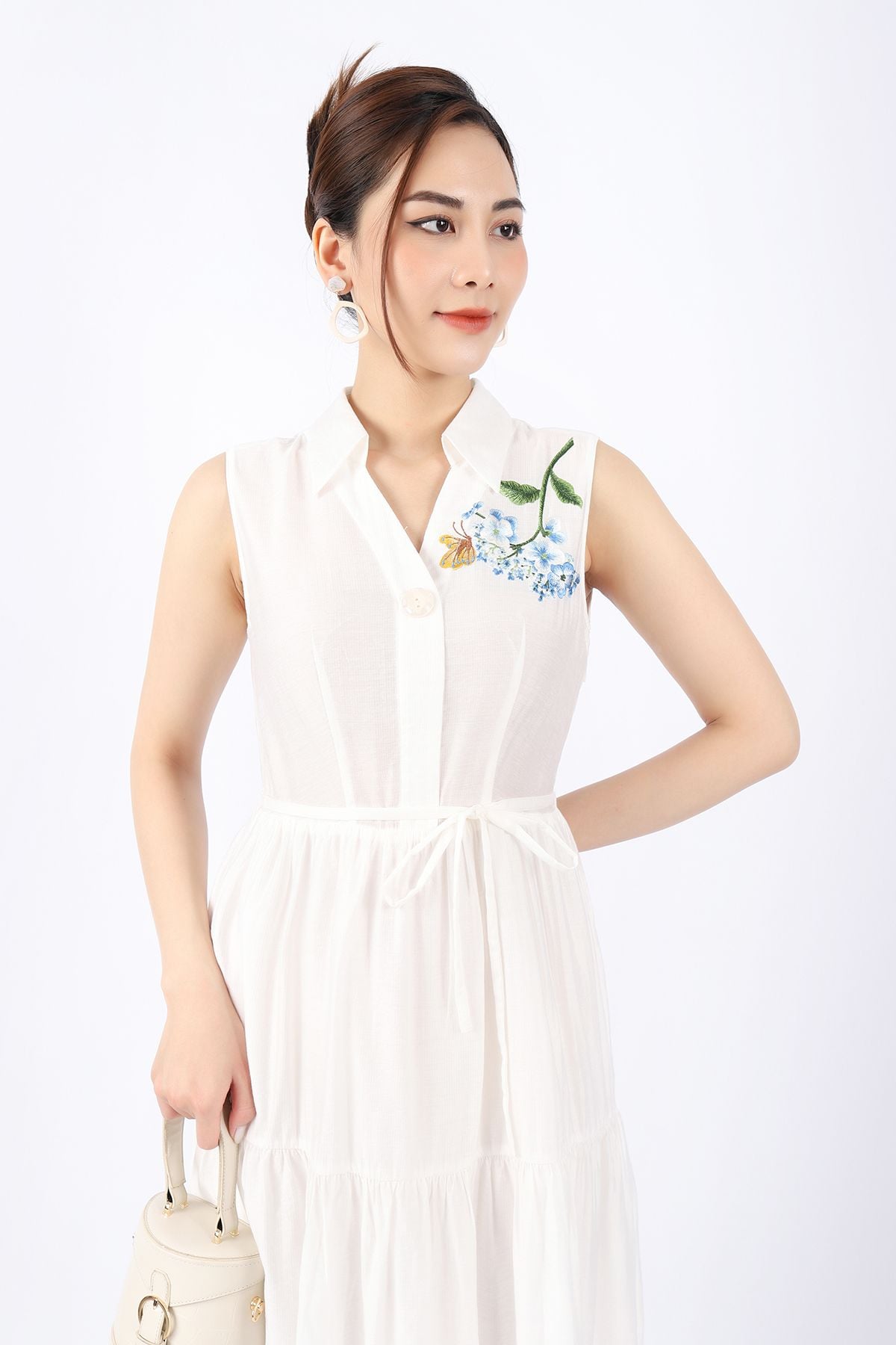 FDC33649 - Đầm công sở vải thô dáng Xoè cổ đức thân phối hình thêu trang trí kèm dây đai tạo kiểu - PANTIO