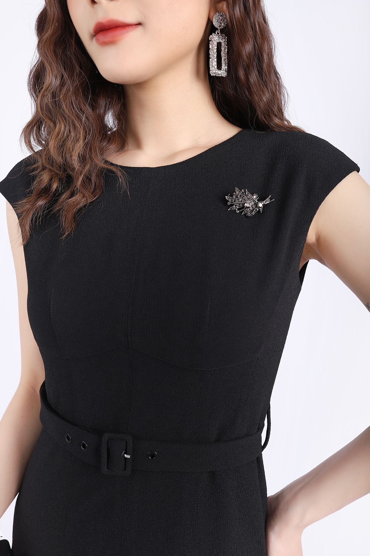 FDC33723 - Đầm công sở vải phi cát dáng Xoè cổ tròn vai chờm kèm cài áo và đai lưng tạo kiểu khóa thân sau - PANTIO