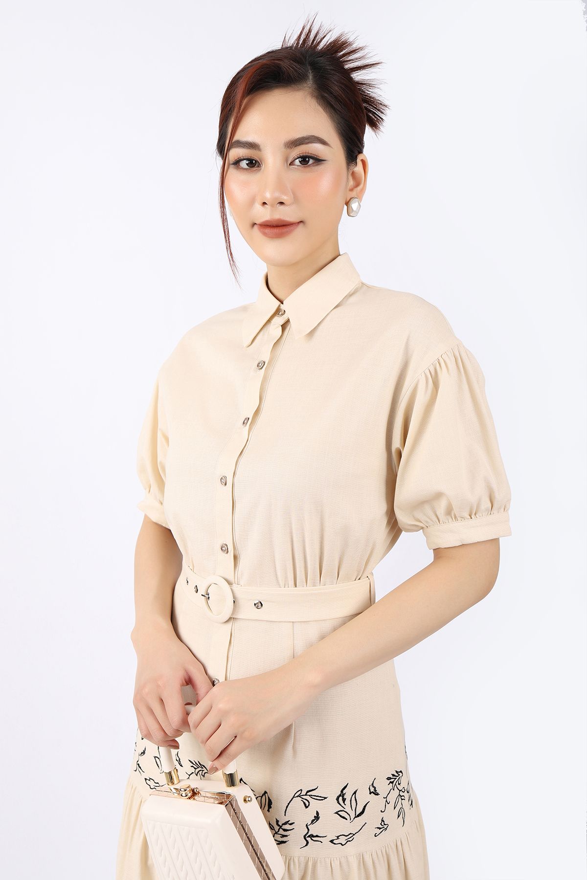 FDC33738 - Đầm công sở vải linen dáng Xoè chân xếp nhún tầng phối họa tiết thêu cổ đức vai chờm cài cúc kèm đai tạo kiểu - PANTIO