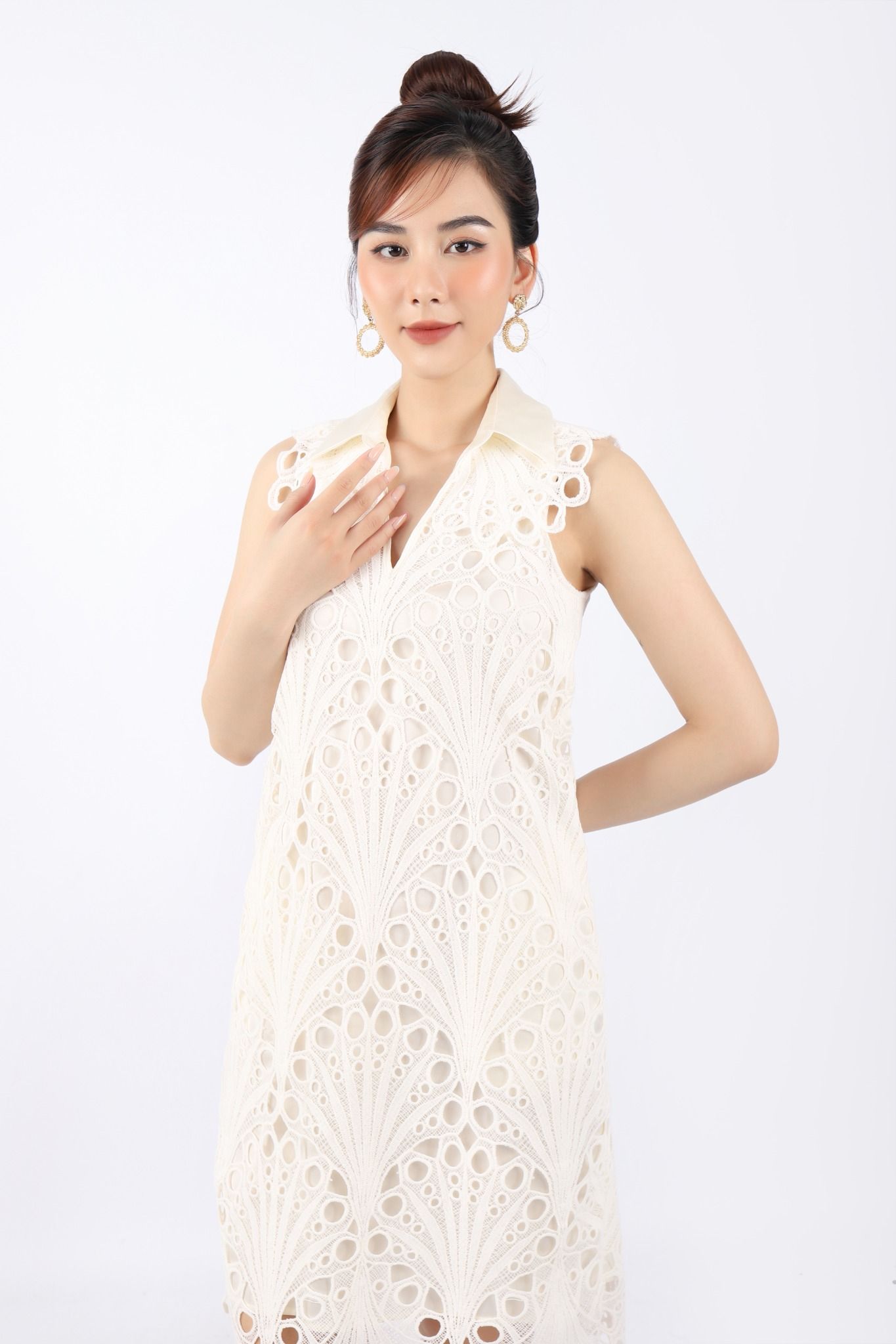 FDC33789 - Đầm công sở vải ren dáng A cổ đức xẻ V đáp ren tạo kiểu không tay - PANTIO