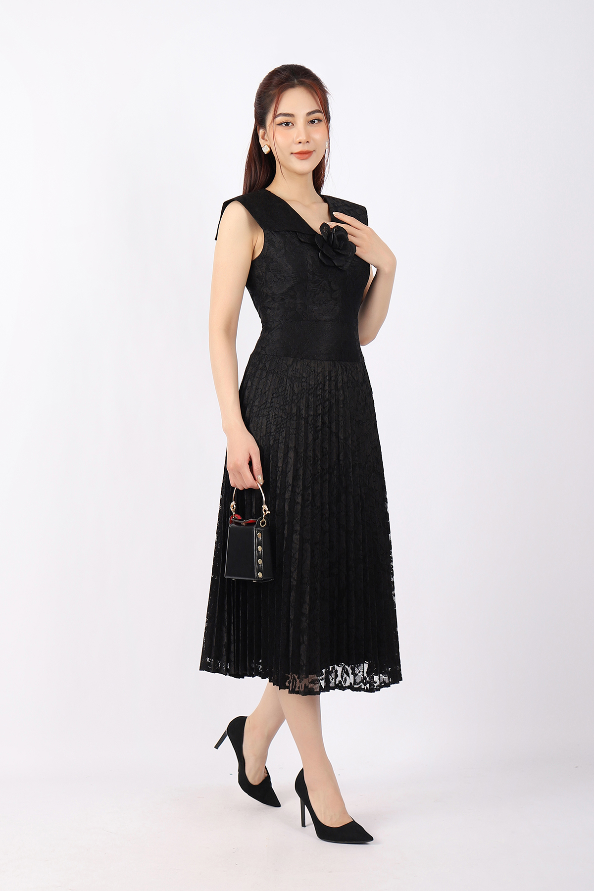 FDC33792 - Đầm công sở vải ren dáng Xoè chân rập ly cổ V vai kiểu kèm hoa cài áo trang trí khóa thân sau - PANTIO