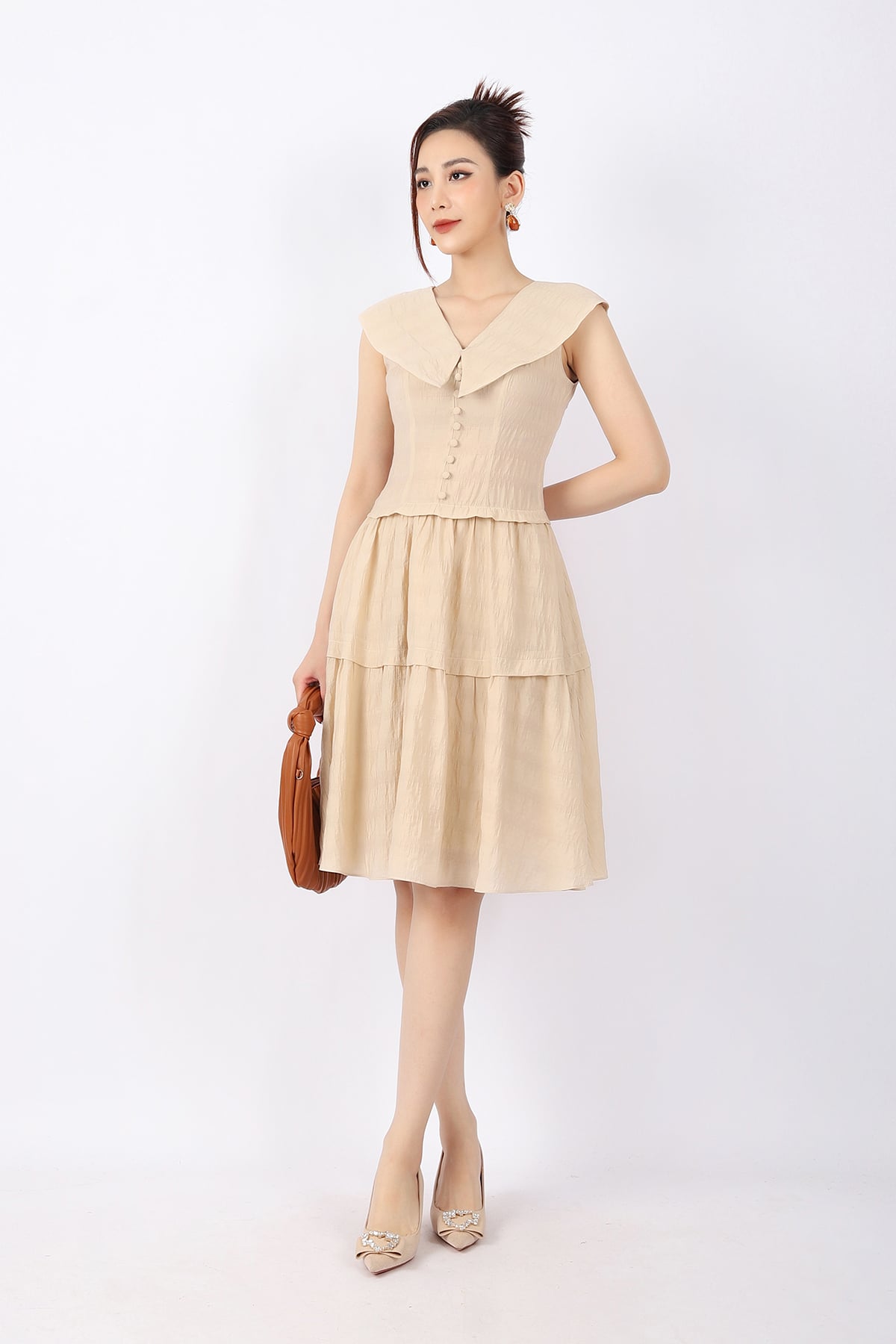 FDC33797 - Đầm công sở vải thô nhăn dáng Xoè chân xếp tầng cổ V phối lá cổ to thân đính khuy bọc trang trí khóa thân sau - PANTIO