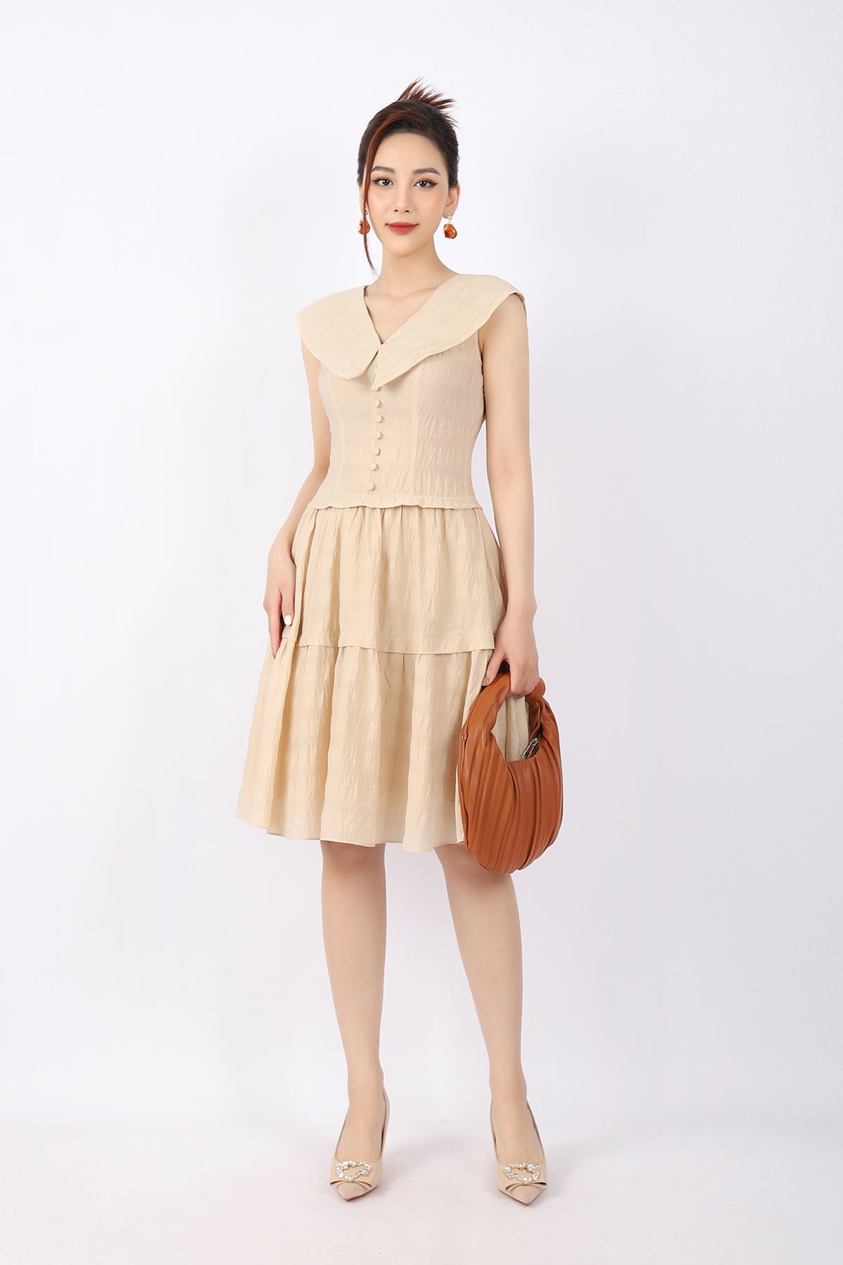 FDC33797 - Đầm công sở vải thô nhăn dáng Xoè chân xếp tầng cổ V phối lá cổ to thân đính khuy bọc trang trí khóa thân sau - PANTIO