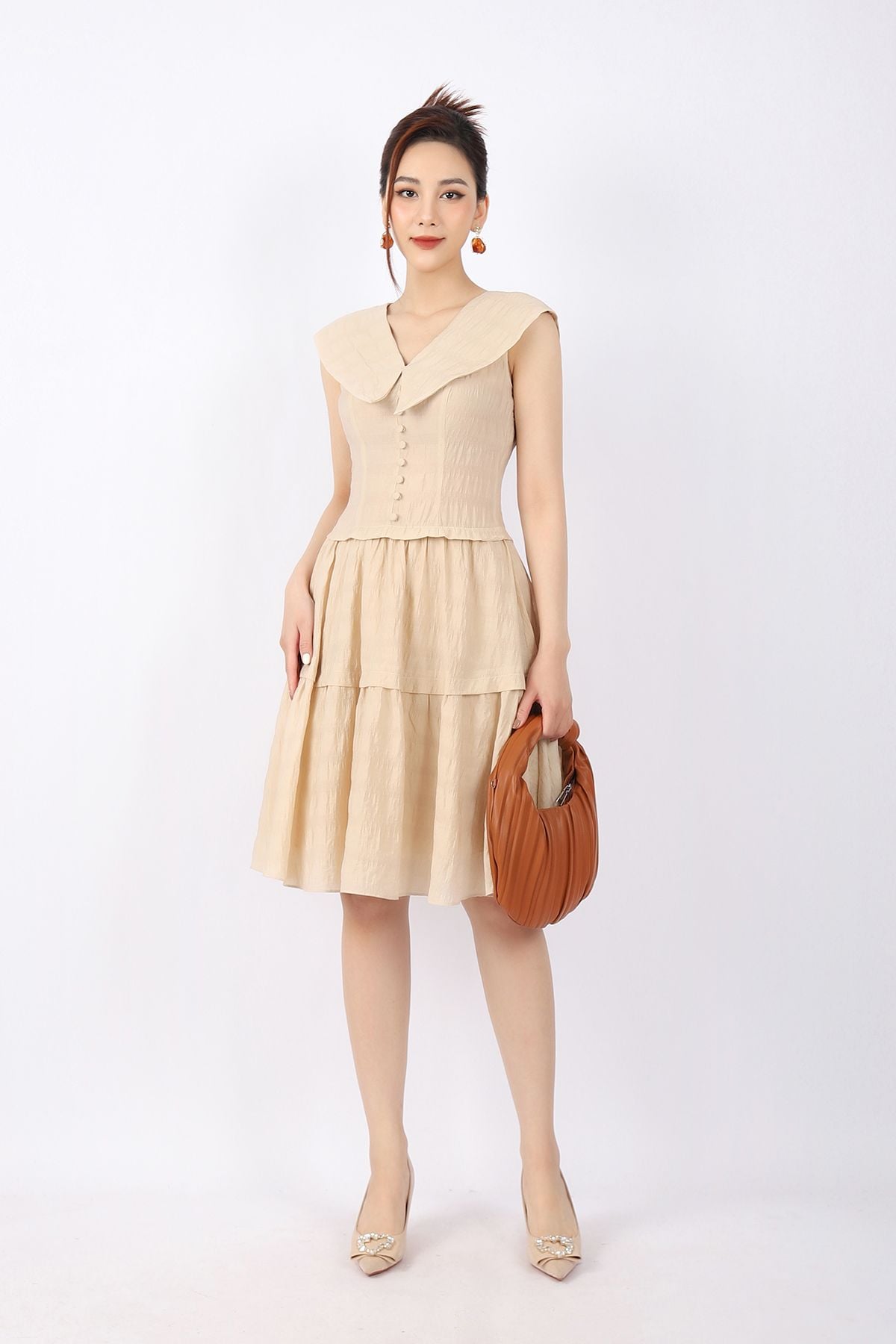 FDC33797 - Đầm công sở vải thô nhăn dáng Xoè chân xếp tầng cổ V phối lá cổ to thân đính khuy bọc trang trí khóa thân sau - PANTIO