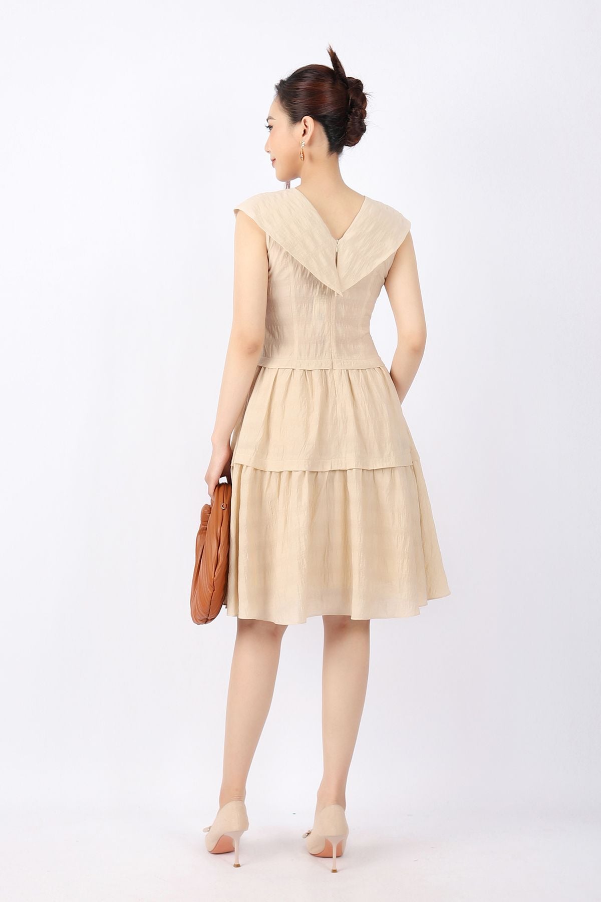 FDC33797 - Đầm công sở vải thô nhăn dáng Xoè chân xếp tầng cổ V phối lá cổ to thân đính khuy bọc trang trí khóa thân sau - PANTIO