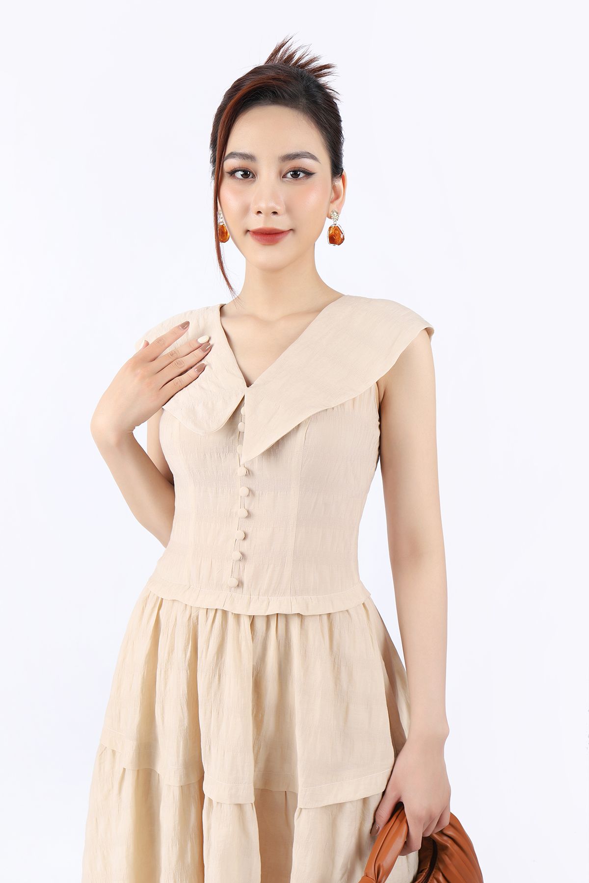 FDC33797 - Đầm công sở vải thô nhăn dáng Xoè chân xếp tầng cổ V phối lá cổ to thân đính khuy bọc trang trí khóa thân sau - PANTIO