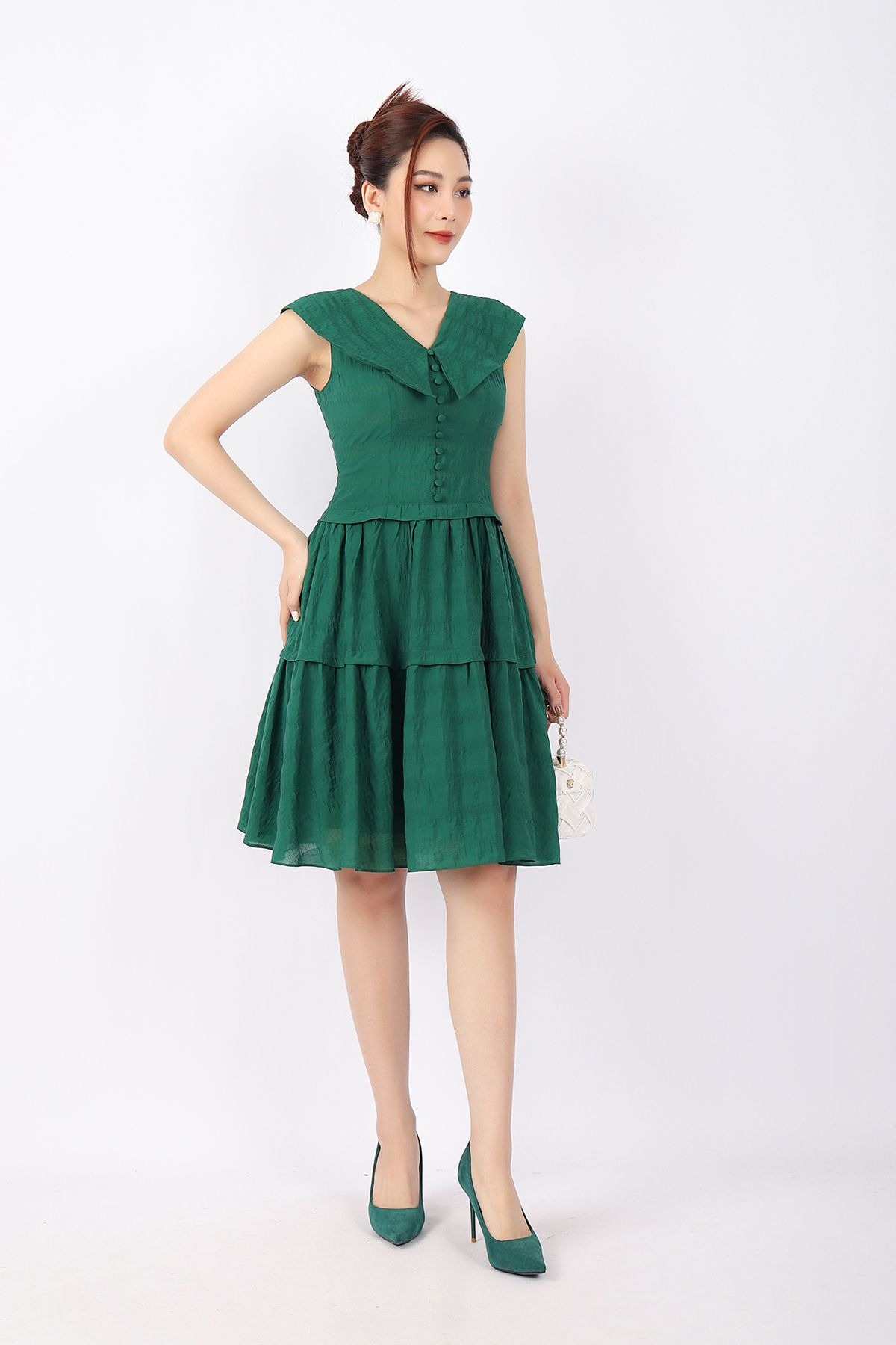 FDC33797 - Đầm công sở vải thô nhăn dáng Xoè chân xếp tầng cổ V phối lá cổ to thân đính khuy bọc trang trí khóa thân sau - PANTIO