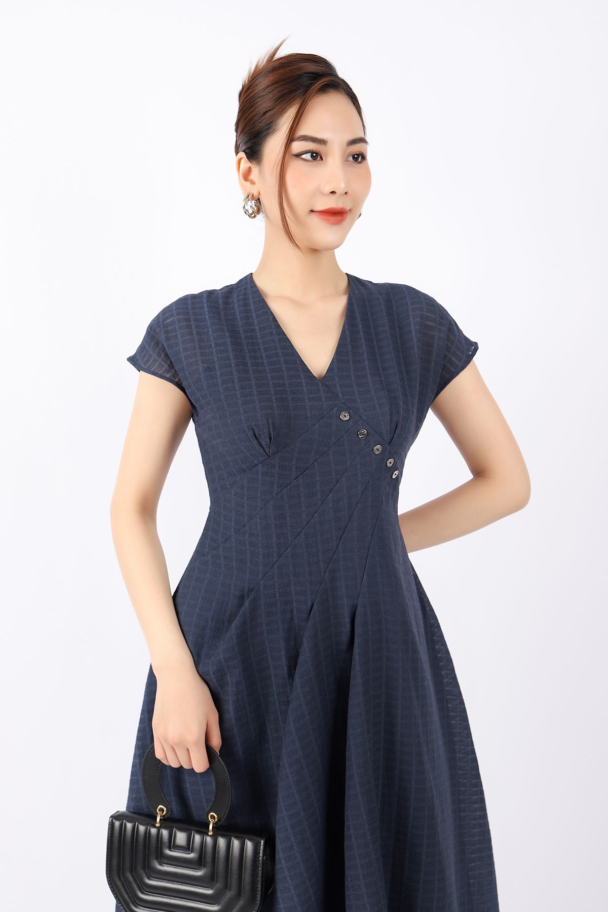 FDC33817 - Đầm công sở vải tơ dáng A Xoè nhẹ cổ V vai chờm thân ngực đính cúc xếp mí tạo kiểu khóa thân sau - PANTIO