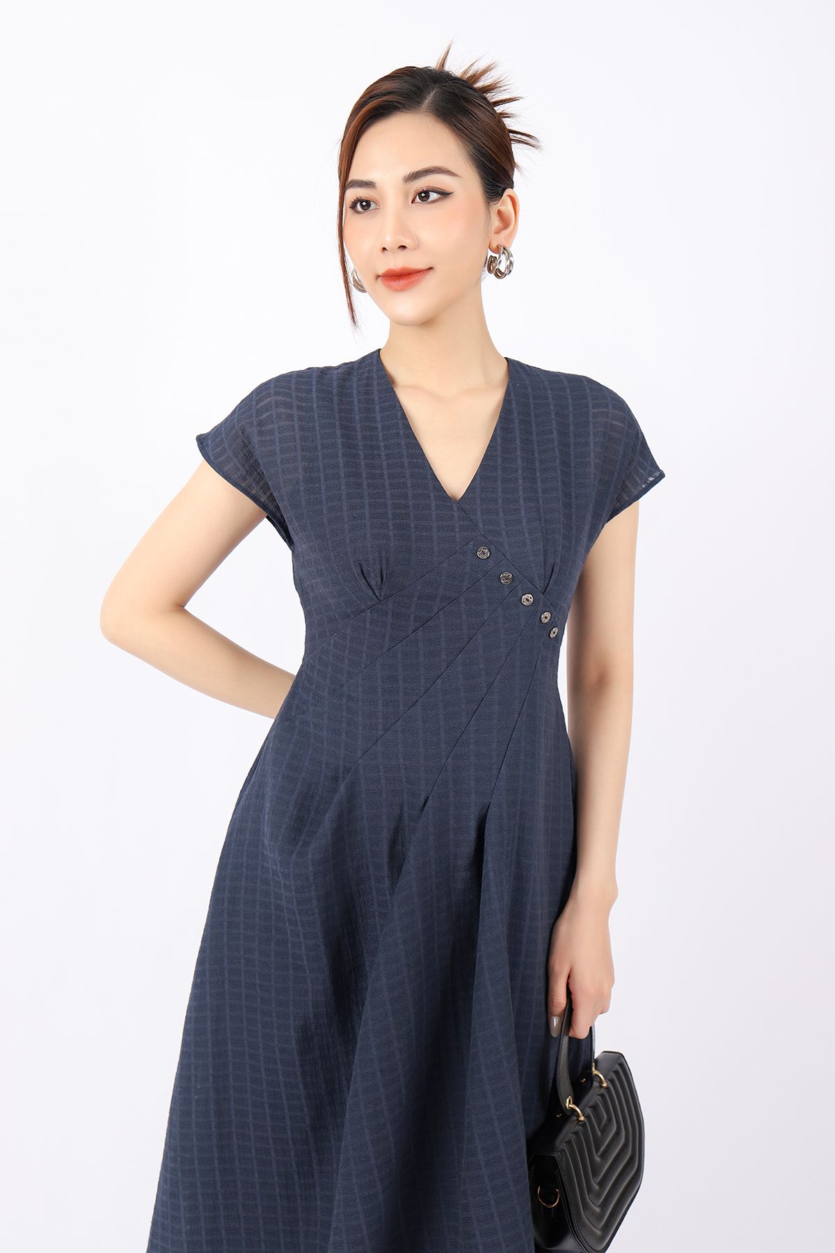 FDC33817 - Đầm công sở vải tơ dáng A Xoè nhẹ cổ V vai chờm thân ngực đính cúc xếp mí tạo kiểu khóa thân sau - PANTIO