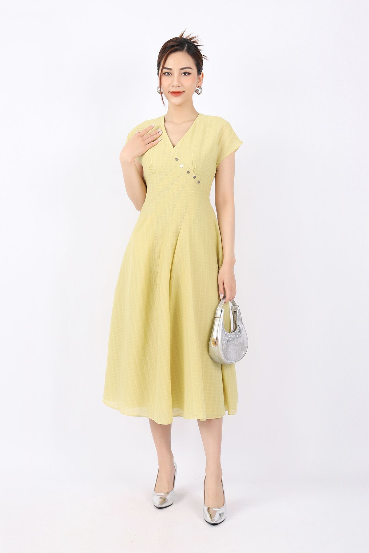 FDC33817 - Đầm công sở vải tơ dáng A Xoè nhẹ cổ V vai chờm thân ngực đính cúc xếp mí tạo kiểu khóa thân sau - PANTIO