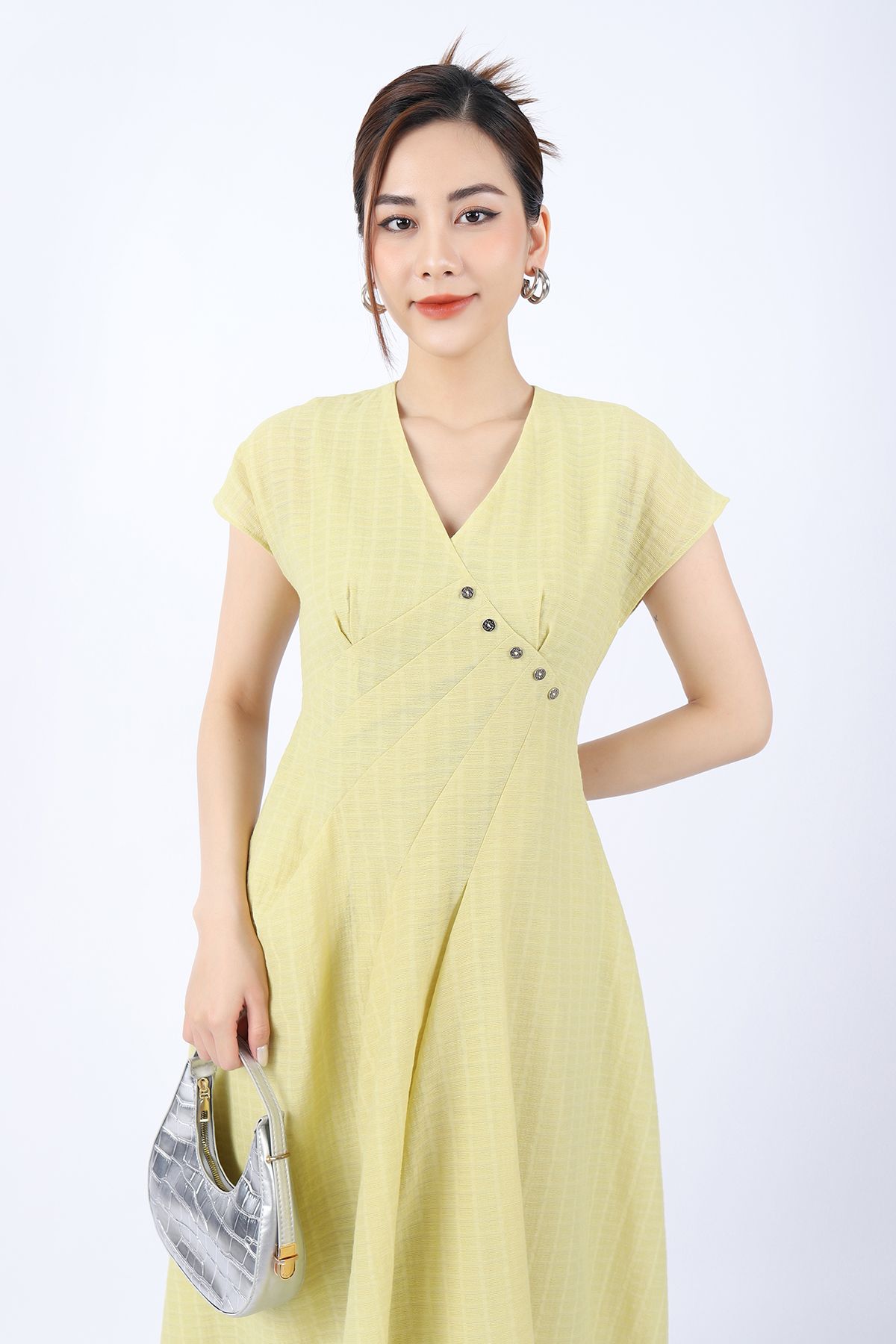 FDC33817 - Đầm công sở vải tơ dáng A Xoè nhẹ cổ V vai chờm thân ngực đính cúc xếp mí tạo kiểu khóa thân sau - PANTIO