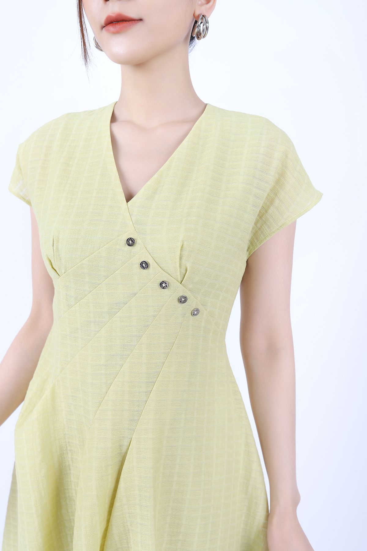 FDC33817 - Đầm công sở vải tơ dáng A Xoè nhẹ cổ V vai chờm thân ngực đính cúc xếp mí tạo kiểu khóa thân sau - PANTIO