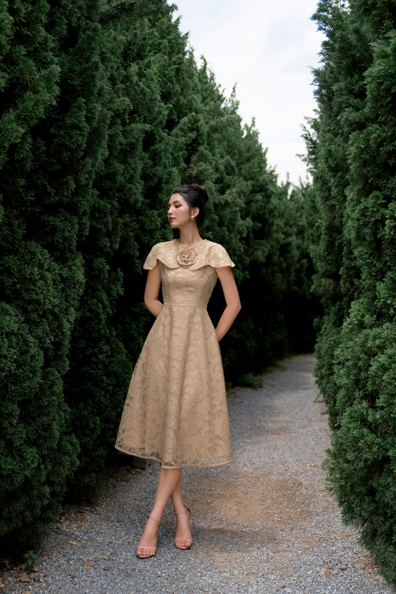 FDC33840 - Đầm công sở vải ren dáng Xoè cổ tròn phối dây ren vai chờm kèm hoa 3D trang trí khóa thân sau - PANTIO