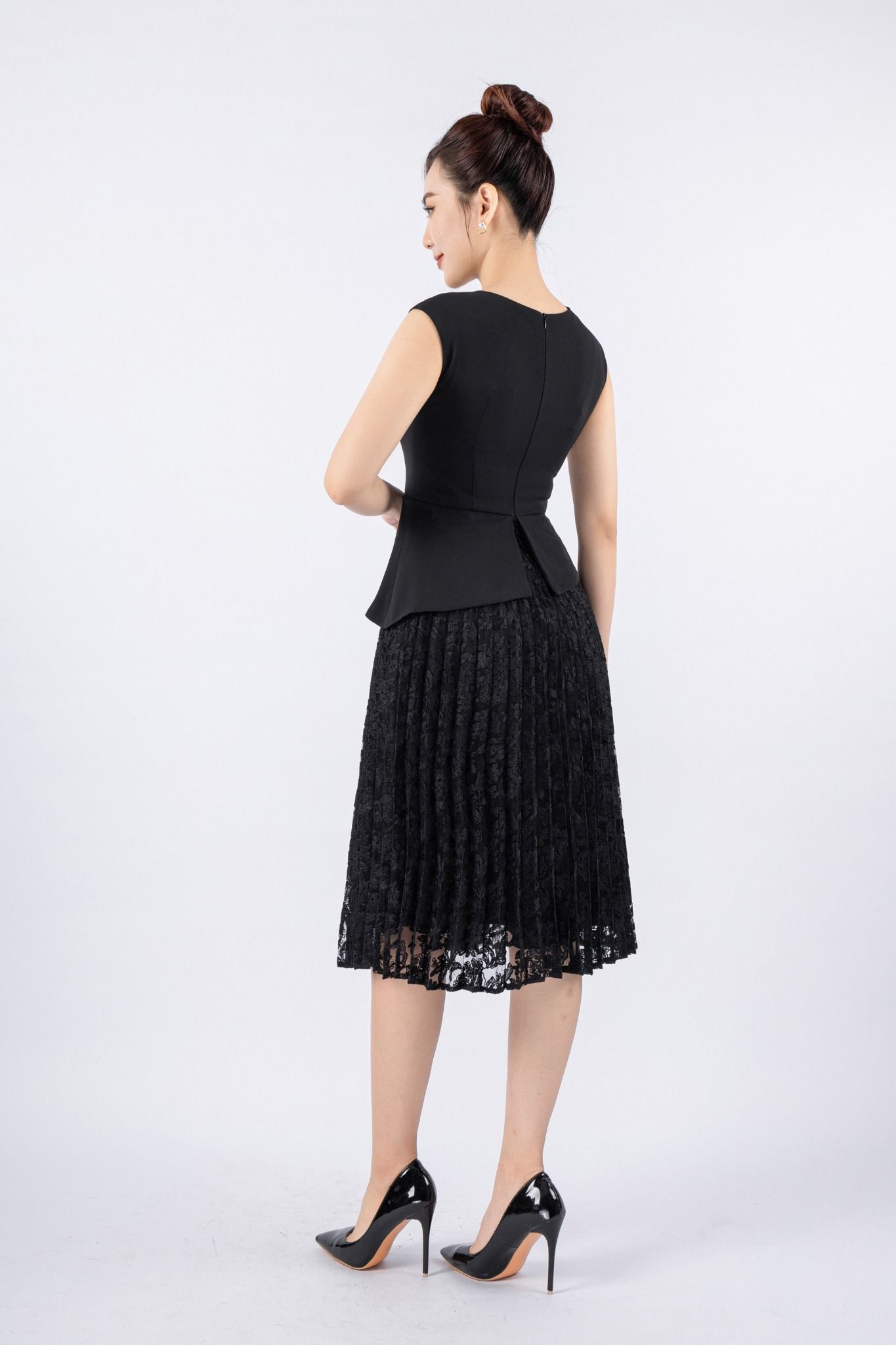 FDC33850 - Đầm công sở vải tuytsi dáng Xoè có lót vải habutai cổ tròn vai chờm eo nhún đính ngọc trai thân phối vải ren tạo kiểu khóa thân sau - PANTIO