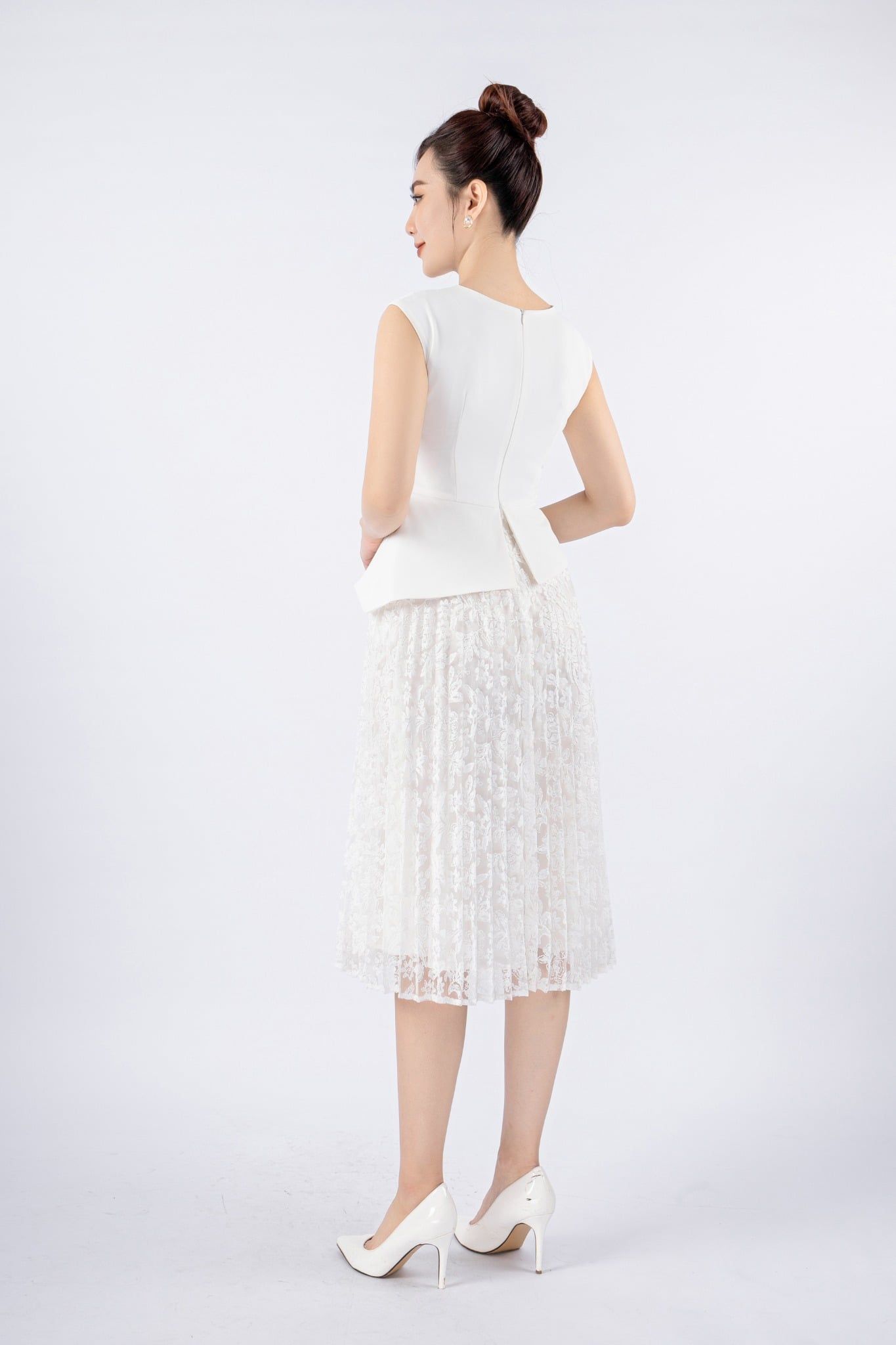 FDC33850 - Đầm công sở vải tuytsi dáng Xoè có lót vải habutai cổ tròn vai chờm eo nhún đính ngọc trai thân phối vải ren tạo kiểu khóa thân sau - PANTIO