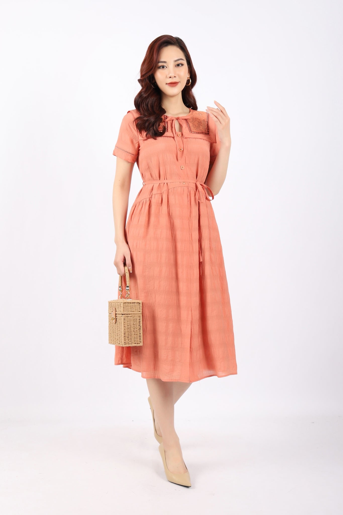 FDC33867 - Đầm công sở vải thô xốp nhăn dáng Xoè cổ tròn buộc nơ thân phối hình thêu nẹp đính khuy kèm dây đai buộc eo tạo kiểu - PANTIO