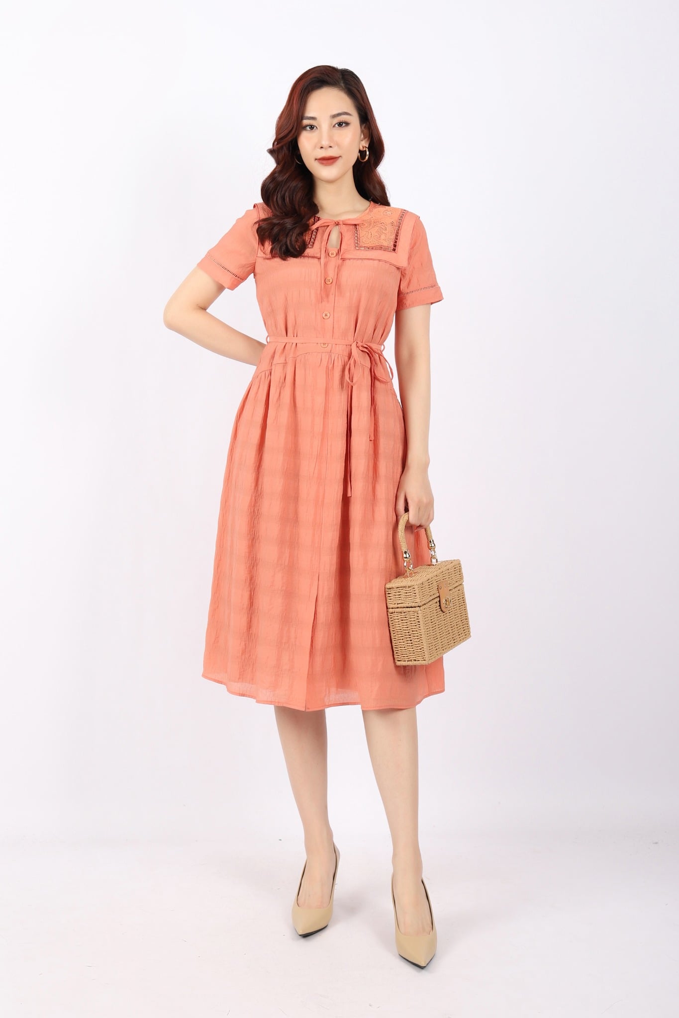 FDC33867 - Đầm công sở vải thô xốp nhăn dáng Xoè cổ tròn buộc nơ thân phối hình thêu nẹp đính khuy kèm dây đai buộc eo tạo kiểu - PANTIO