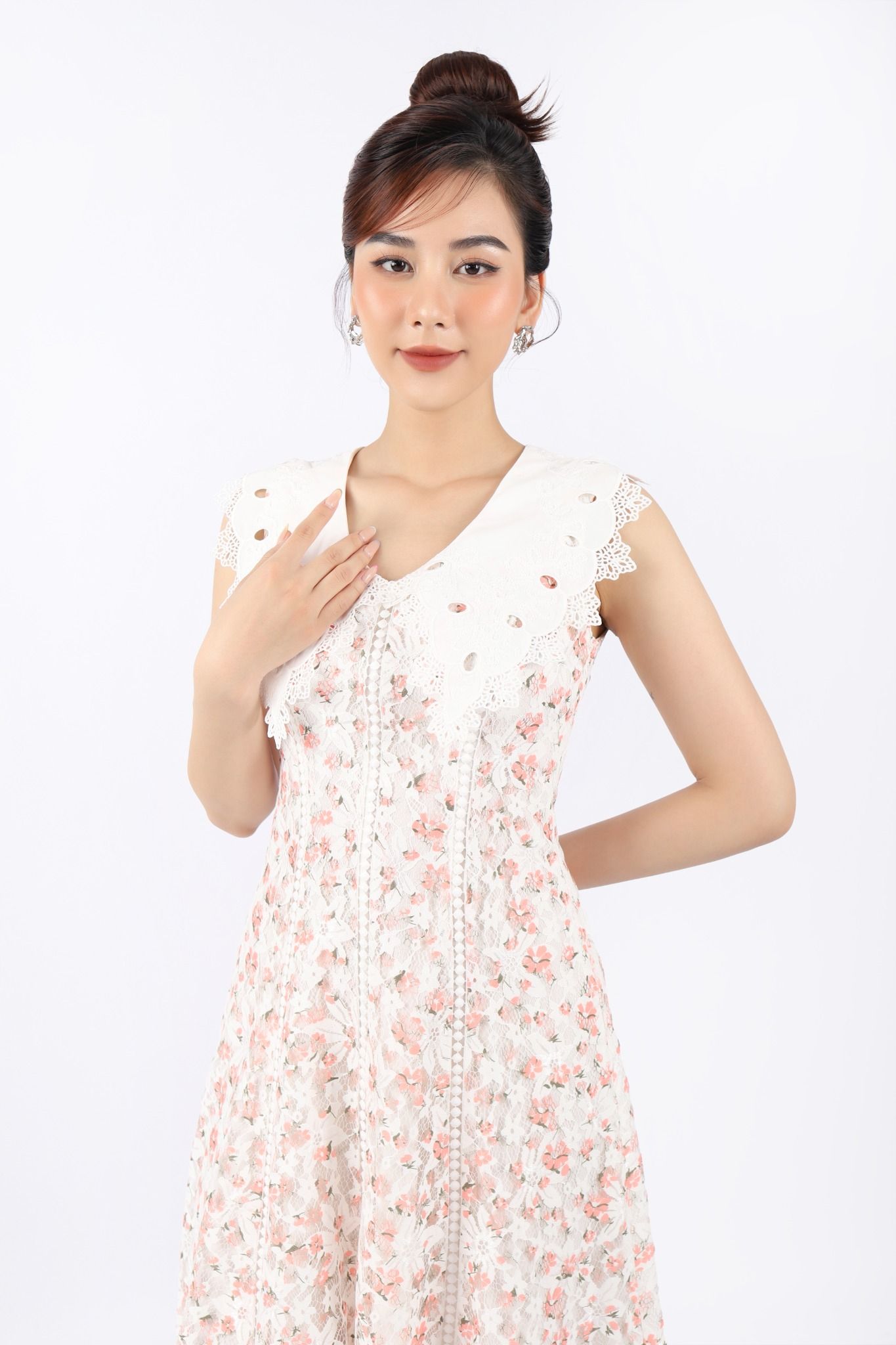 FDC33879 - Đầm công sở vải ren dáng Xoè cổ V phối ren mảng tạo kiểu khóa thân sau - PANTIO