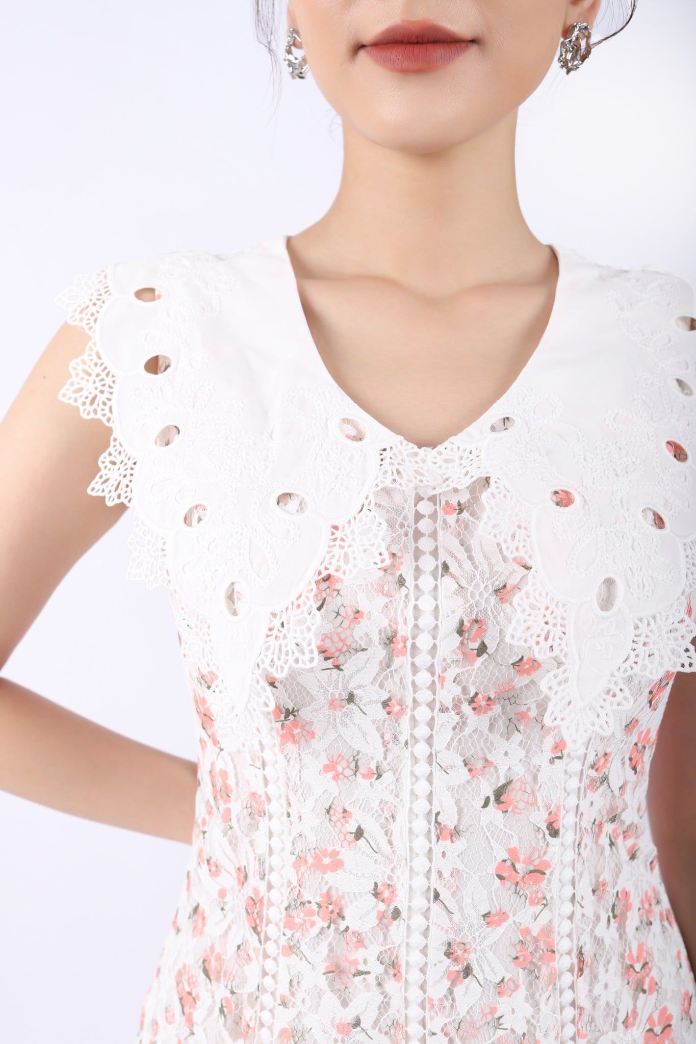 FDC33879 - Đầm công sở vải ren dáng Xoè cổ V phối ren mảng tạo kiểu khóa thân sau - PANTIO