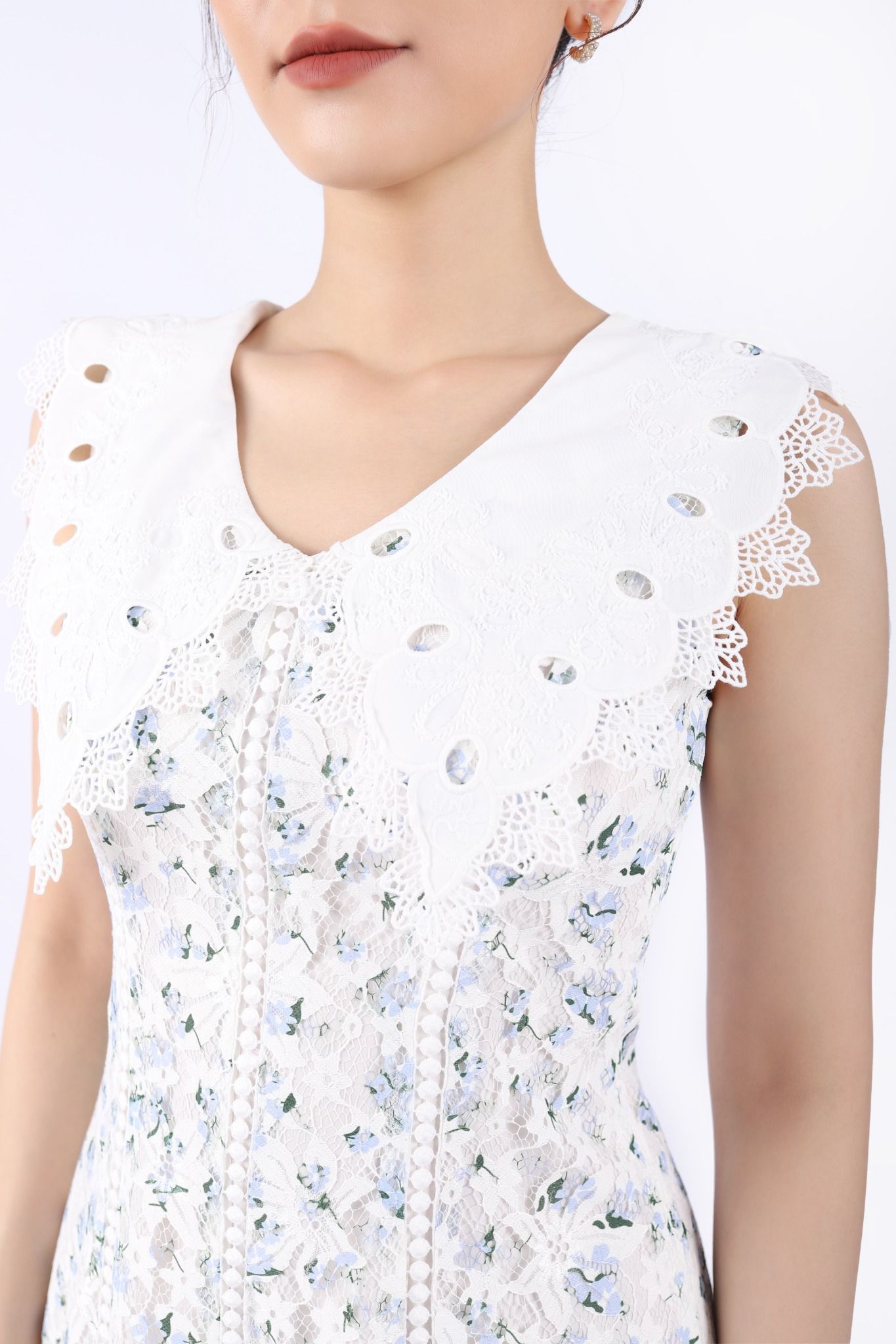 FDC33879 - Đầm công sở vải ren dáng Xoè cổ V phối ren mảng tạo kiểu khóa thân sau - PANTIO