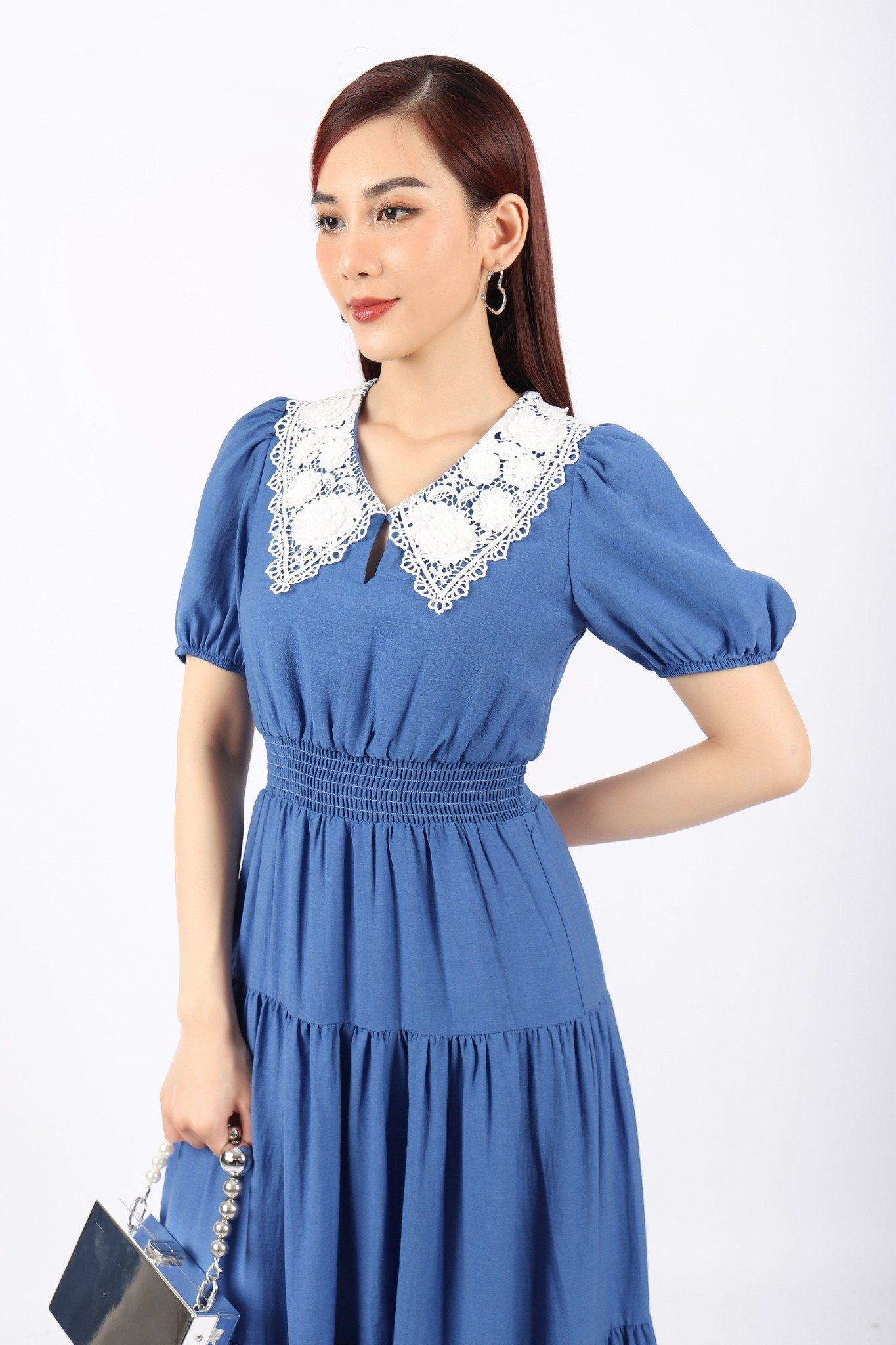 FDC33881 - Đầm dạo phố vải tơ dáng Xoè phối lá cổ ren tay bom eo bo chun tạo kiểu chân váy xếp tầng - PANTIO