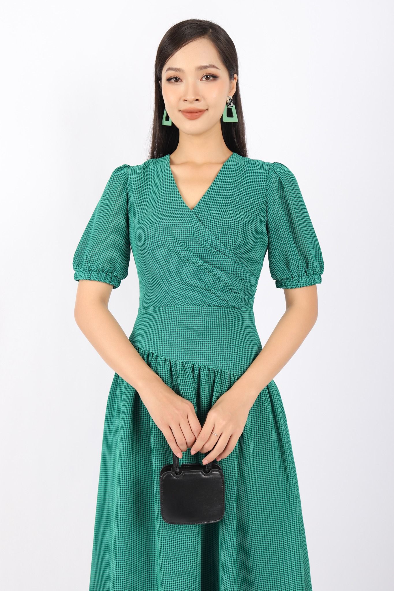 FDC33882 - Đầm công sở vải thô dáng Xoè cổ V chéo thân xếp nhún nối cạp lệch khóa thân sau - PANTIO