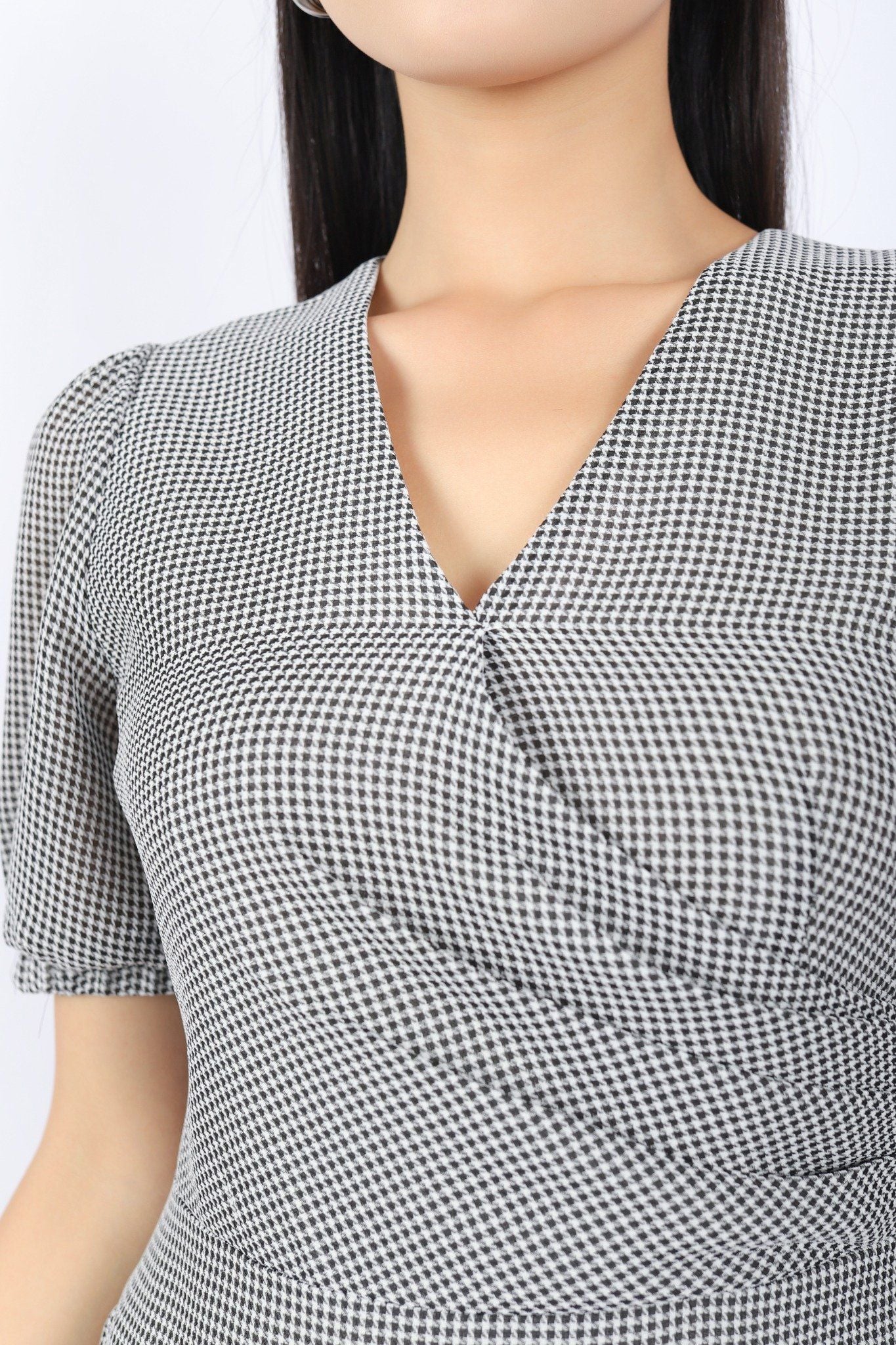 FDC33882 - Đầm công sở vải thô dáng Xoè cổ V chéo thân xếp nhún nối cạp lệch khóa thân sau - PANTIO