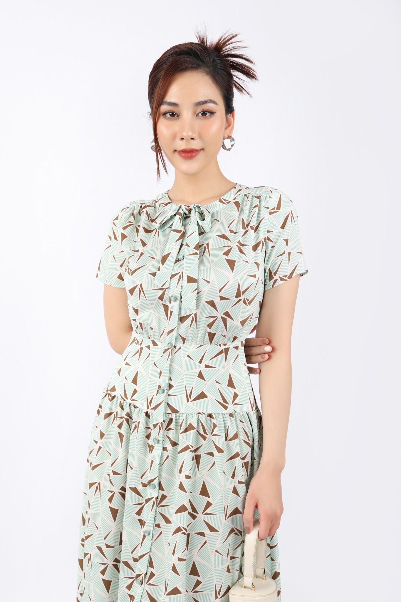 FDC33904 - Đầm công sở vải thô lụa dáng Xoè cổ tròn đính nơ vai nhún thân phối nẹp đính khuy trang trí khóa thân sau - PANTIO