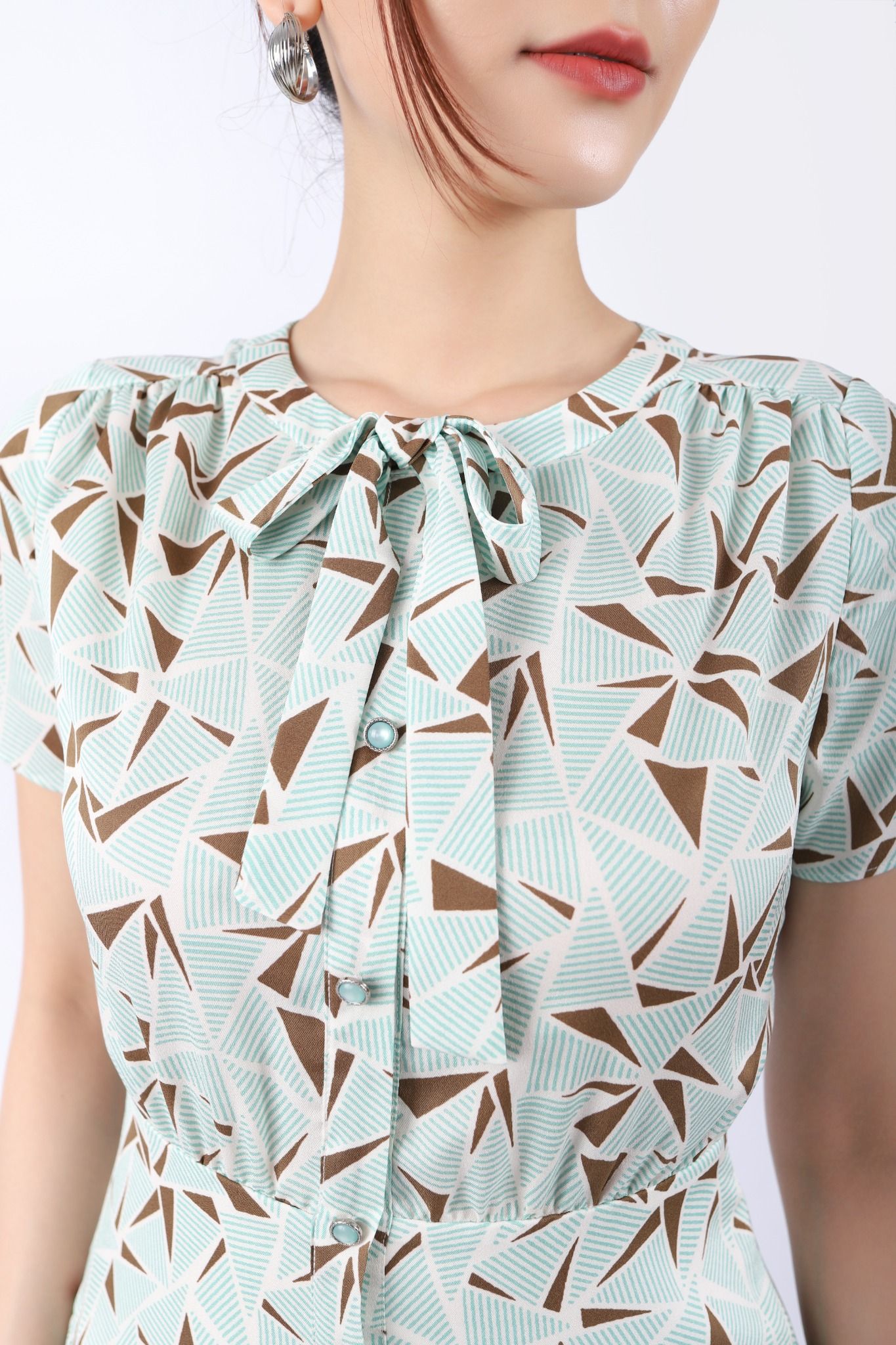 FDC33904 - Đầm công sở vải thô lụa dáng Xoè cổ tròn đính nơ vai nhún thân phối nẹp đính khuy trang trí khóa thân sau - PANTIO