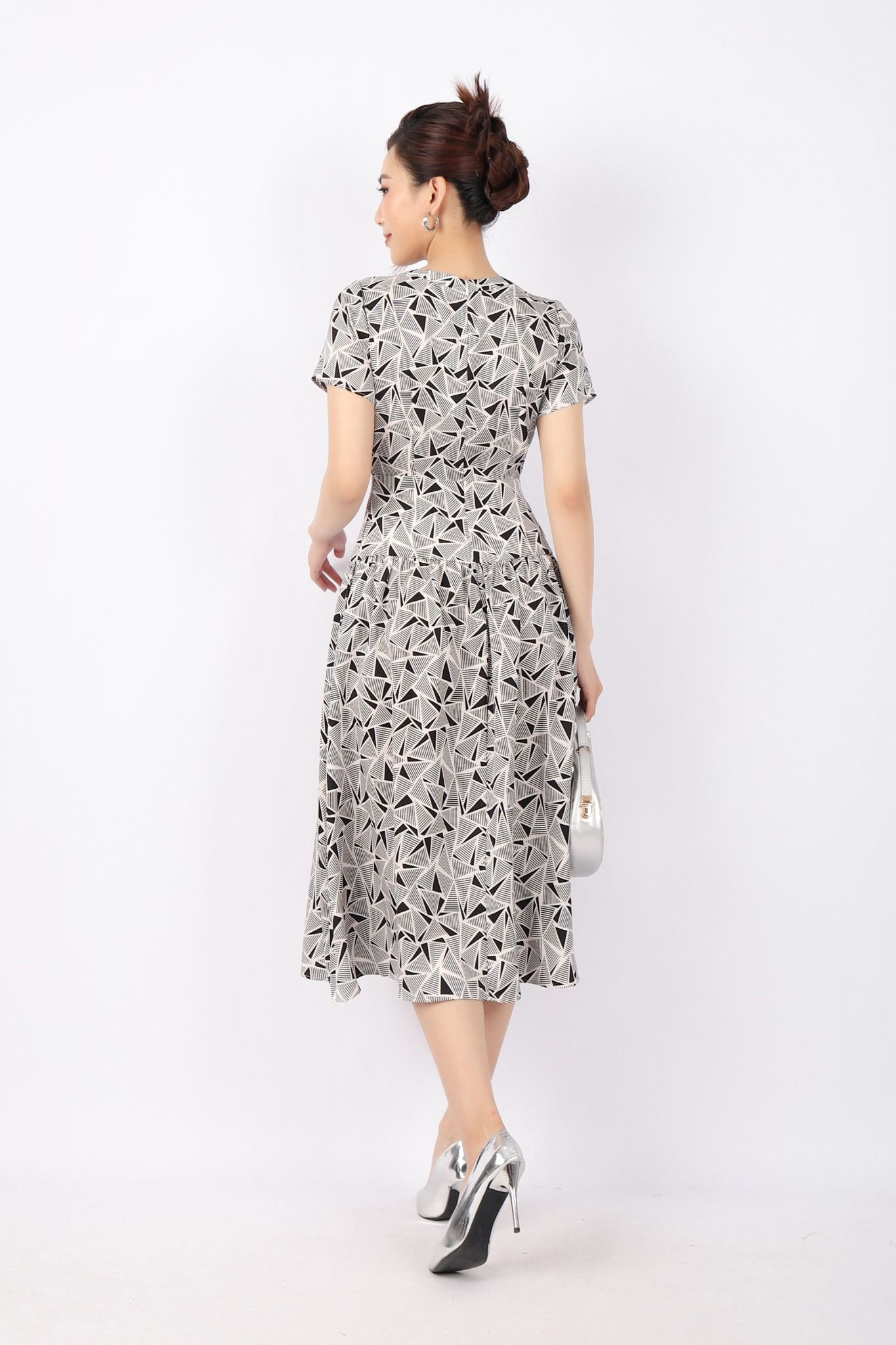 FDC33904 - Đầm công sở vải thô lụa dáng Xoè cổ tròn đính nơ vai nhún thân phối nẹp đính khuy trang trí khóa thân sau - PANTIO