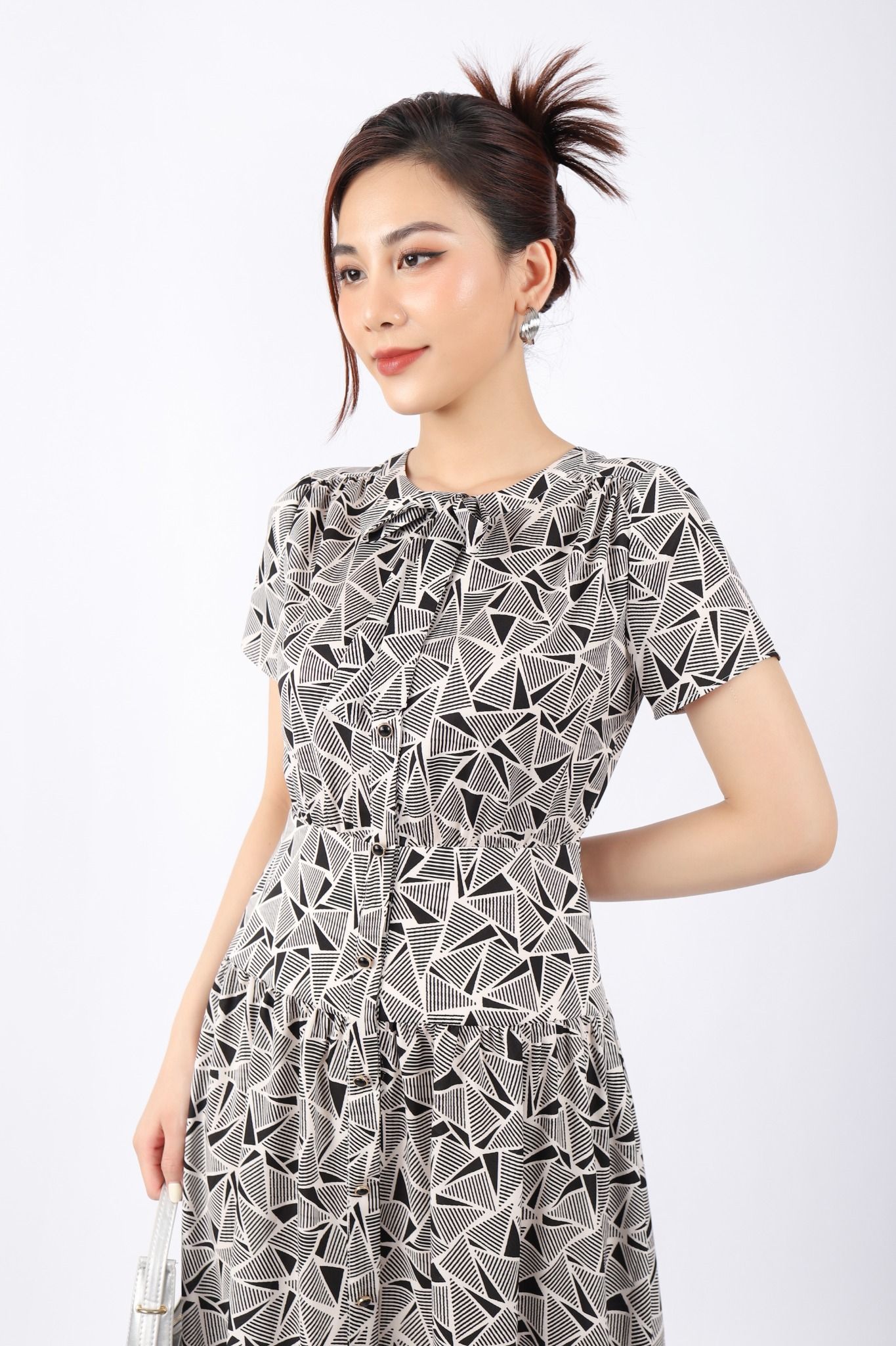 FDC33904 - Đầm công sở vải thô lụa dáng Xoè cổ tròn đính nơ vai nhún thân phối nẹp đính khuy trang trí khóa thân sau - PANTIO