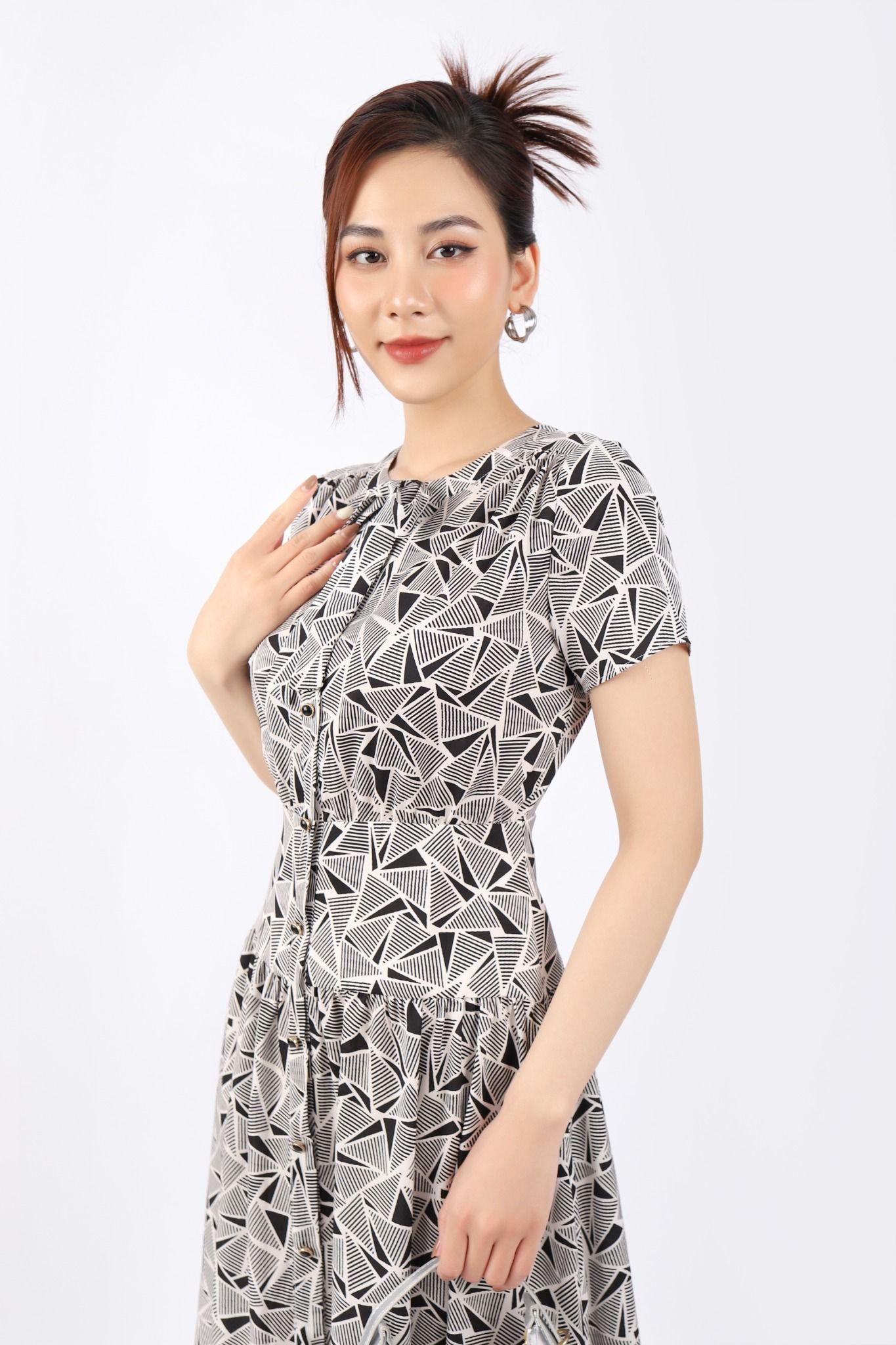 FDC33904 - Đầm công sở vải thô lụa dáng Xoè cổ tròn đính nơ vai nhún thân phối nẹp đính khuy trang trí khóa thân sau - PANTIO