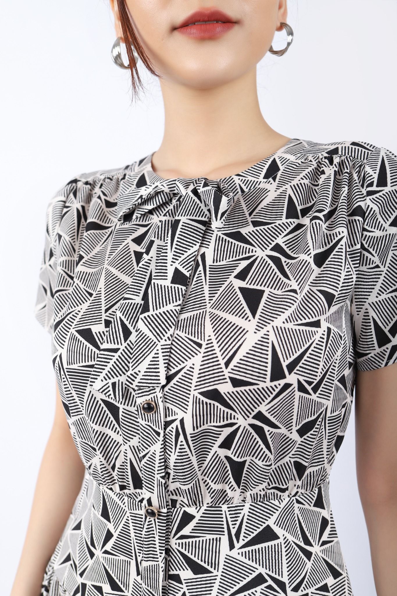 FDC33904 - Đầm công sở vải thô lụa dáng Xoè cổ tròn đính nơ vai nhún thân phối nẹp đính khuy trang trí khóa thân sau - PANTIO