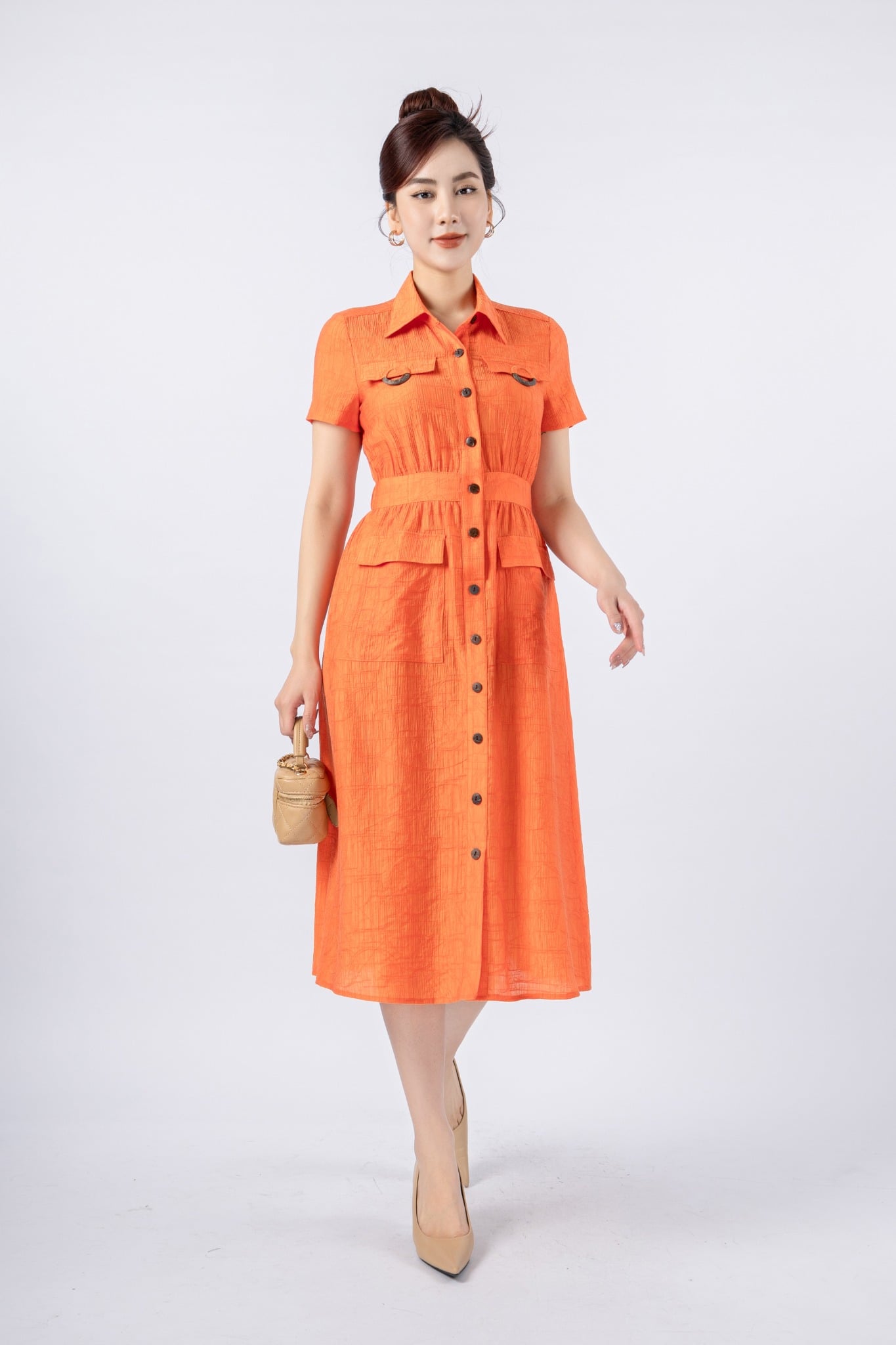 FDC34007 - Đầm công sở vải thô nhăn dáng A cổ đức phối túi ngực và eo đính khuy gỗ - PANTIO