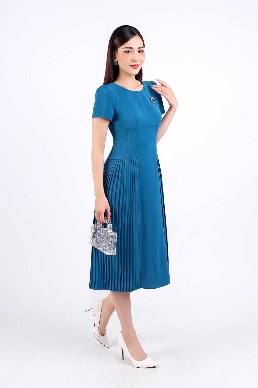 FDC34093 - Đầm công sở vải thô dáng suông cổ tròn eo đáp cạp bản to thân váy dập ly hai bên kèm phụ kiện kim loại trang trí khoá thân sau - PANTIO