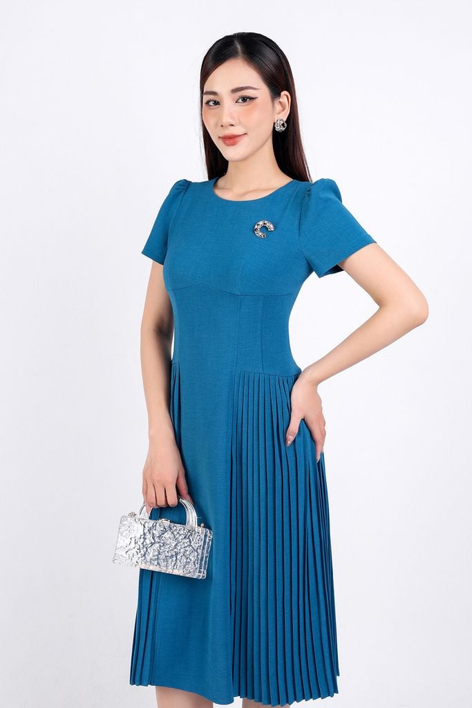 FDC34093 - Đầm công sở vải thô dáng suông cổ tròn eo đáp cạp bản to thân váy dập ly hai bên kèm phụ kiện kim loại trang trí khoá thân sau - PANTIO