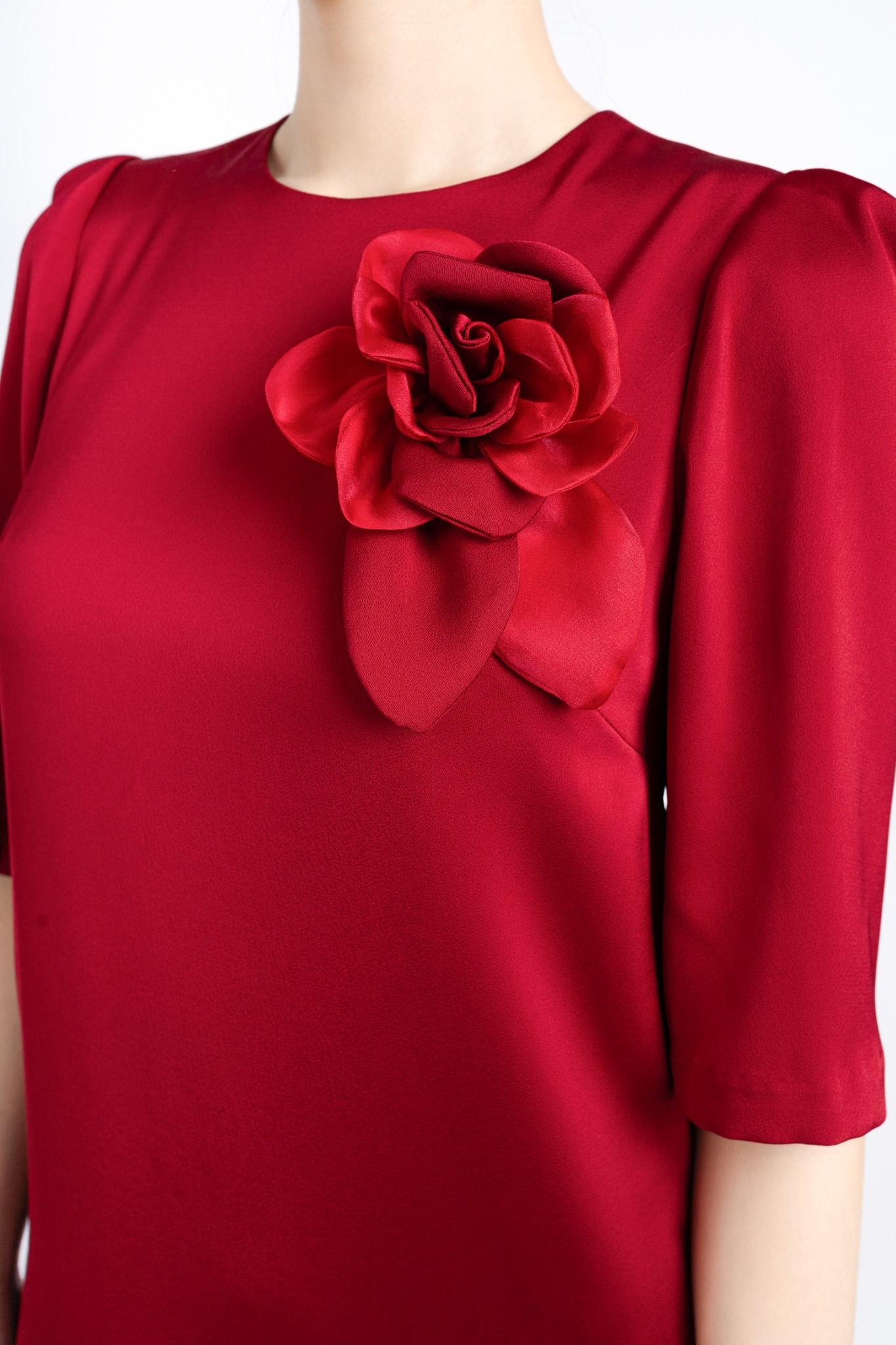 FDC34108 - Đầm công sở vải tơ dáng suông có lót vải habutai cổ tròn tay bồng nhẹ chân váy đính kiểu trang trí kèm hoa 3D cài áo khoá thân sau - PANTIO