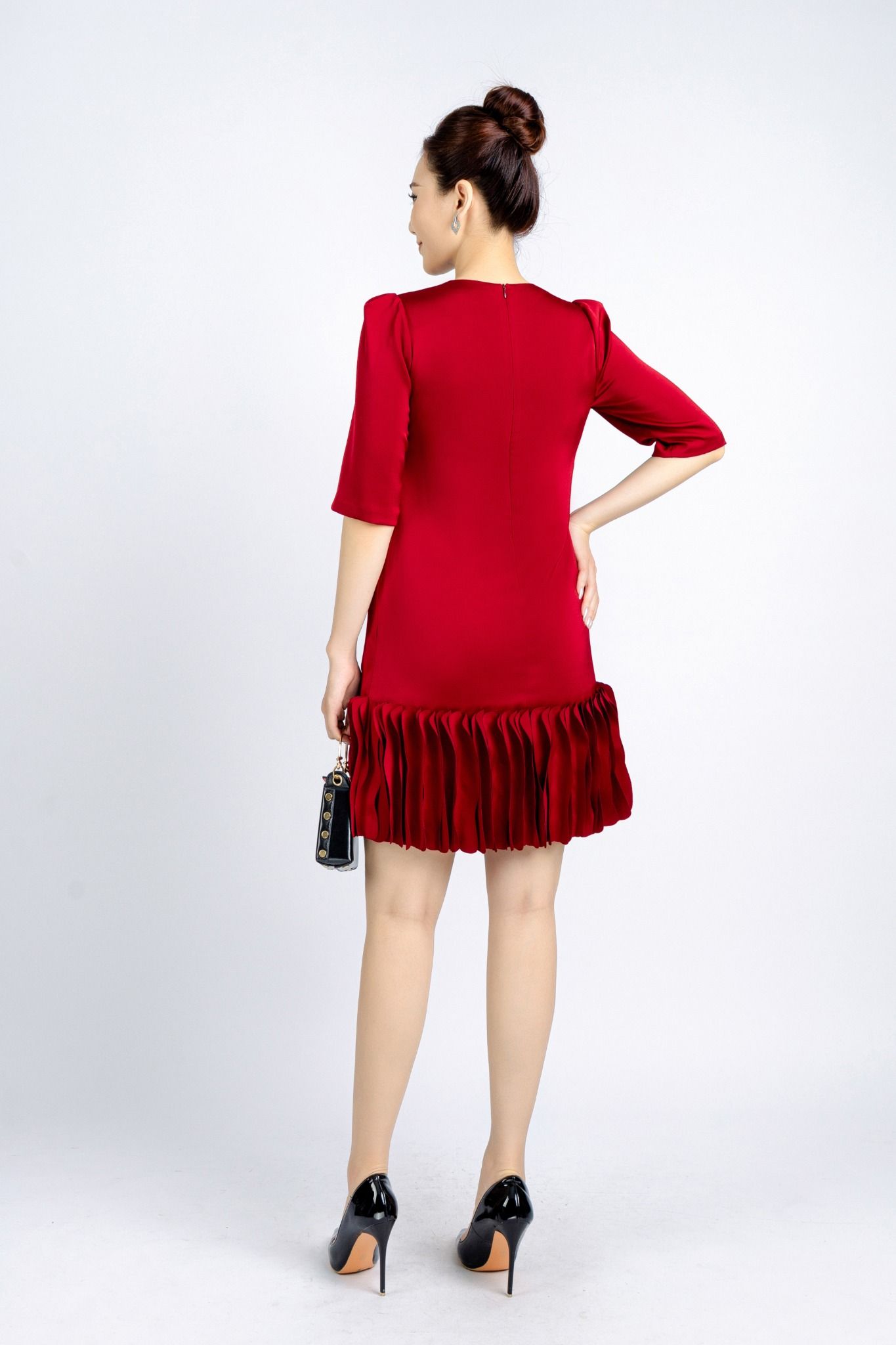 FDC34108 - Đầm công sở vải tơ dáng suông có lót vải habutai cổ tròn tay bồng nhẹ chân váy đính kiểu trang trí kèm hoa 3D cài áo khoá thân sau - PANTIO