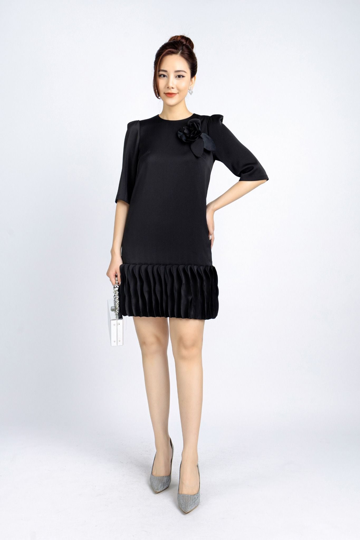 FDC34108 - Đầm công sở vải tơ dáng suông có lót vải habutai cổ tròn tay bồng nhẹ chân váy đính kiểu trang trí kèm hoa 3D cài áo khoá thân sau - PANTIO