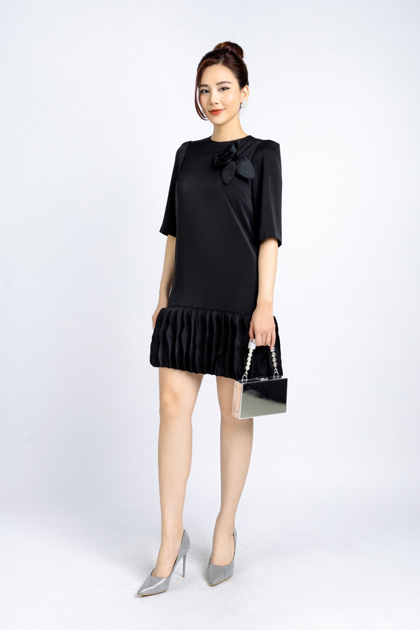 FDC34108 - Đầm công sở vải tơ dáng suông có lót vải habutai cổ tròn tay bồng nhẹ chân váy đính kiểu trang trí kèm hoa 3D cài áo khoá thân sau - PANTIO