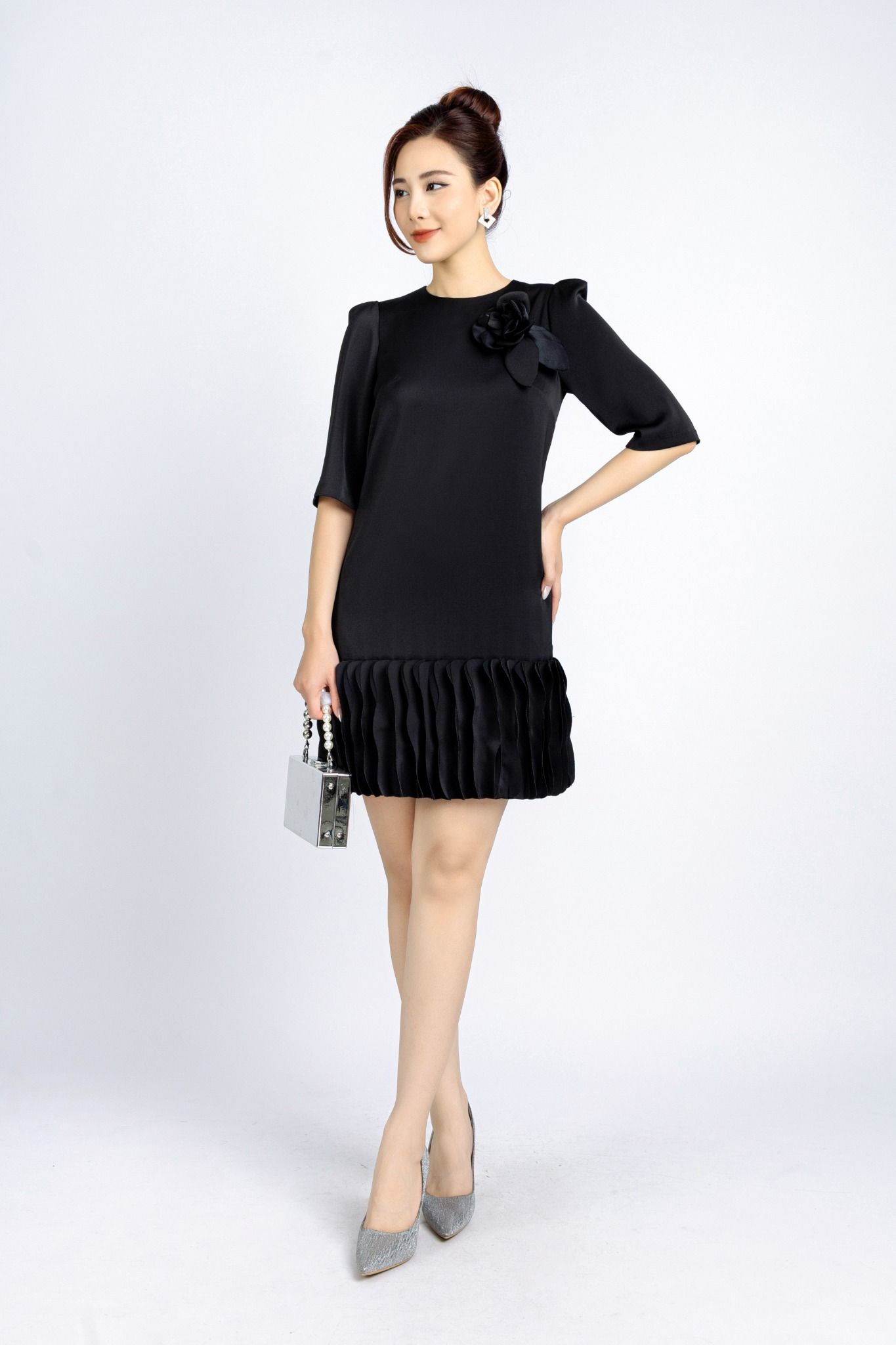 FDC34108 - Đầm công sở vải tơ dáng suông có lót vải habutai cổ tròn tay bồng nhẹ chân váy đính kiểu trang trí kèm hoa 3D cài áo khoá thân sau - PANTIO