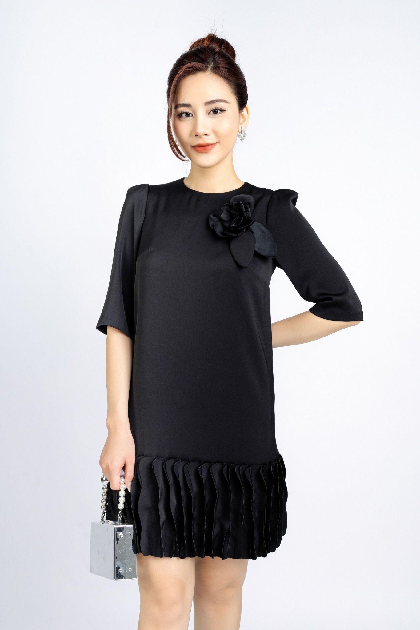 FDC34108 - Đầm công sở vải tơ dáng suông có lót vải habutai cổ tròn tay bồng nhẹ chân váy đính kiểu trang trí kèm hoa 3D cài áo khoá thân sau - PANTIO