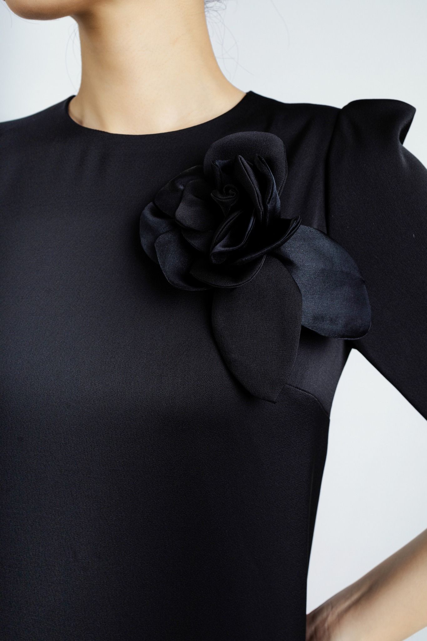 FDC34108 - Đầm công sở vải tơ dáng suông có lót vải habutai cổ tròn tay bồng nhẹ chân váy đính kiểu trang trí kèm hoa 3D cài áo khoá thân sau - PANTIO