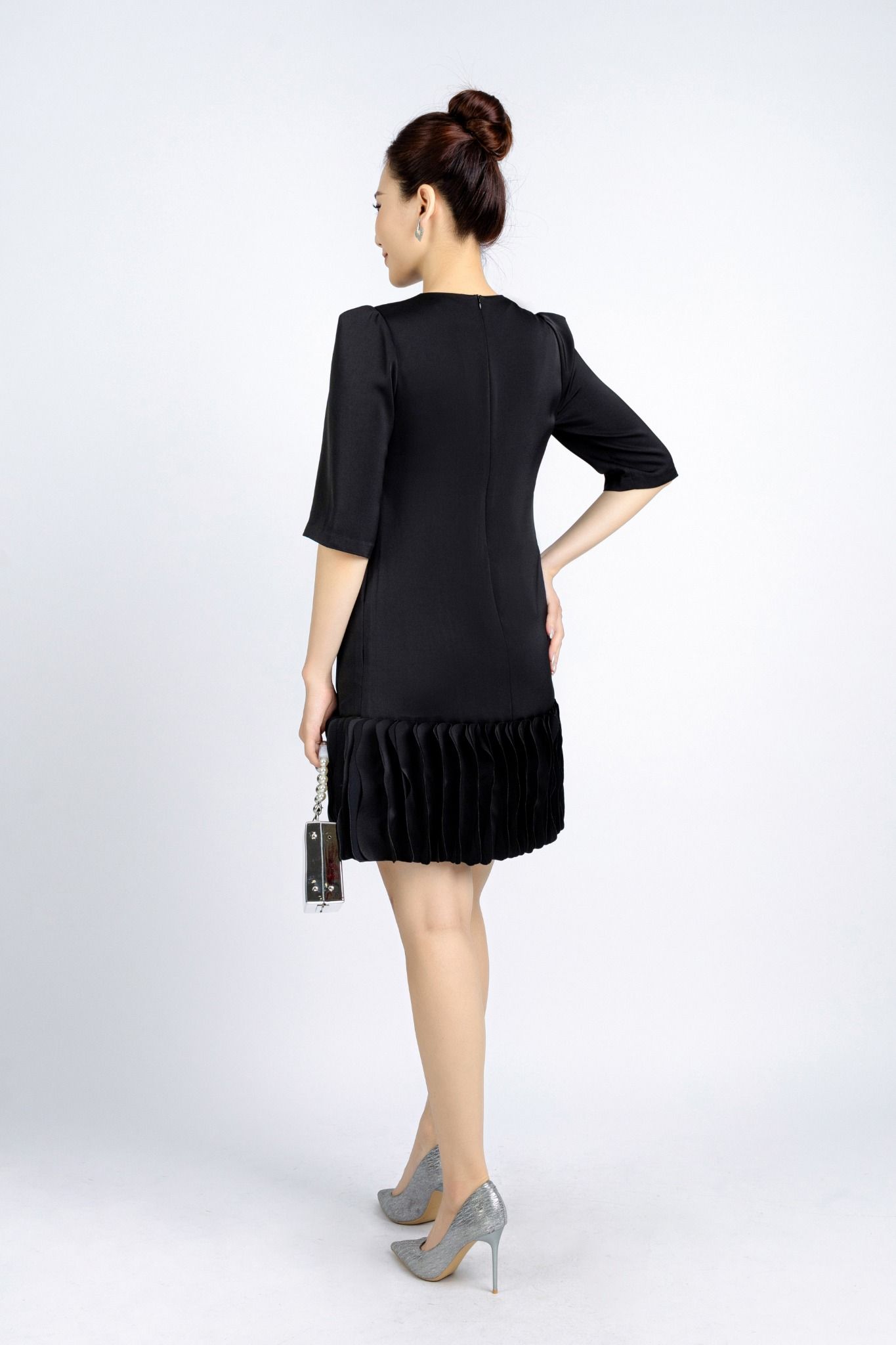 FDC34108 - Đầm công sở vải tơ dáng suông có lót vải habutai cổ tròn tay bồng nhẹ chân váy đính kiểu trang trí kèm hoa 3D cài áo khoá thân sau - PANTIO