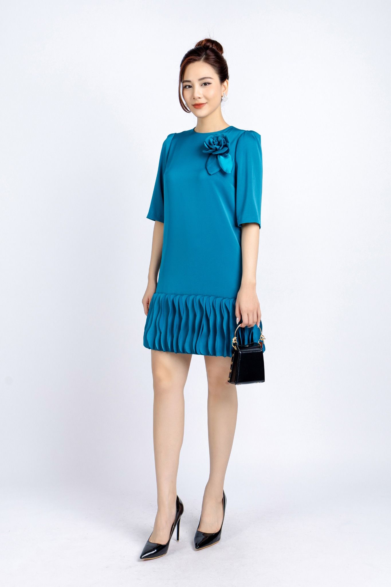 FDC34108 - Đầm công sở vải tơ dáng suông có lót vải habutai cổ tròn tay bồng nhẹ chân váy đính kiểu trang trí kèm hoa 3D cài áo khoá thân sau - PANTIO